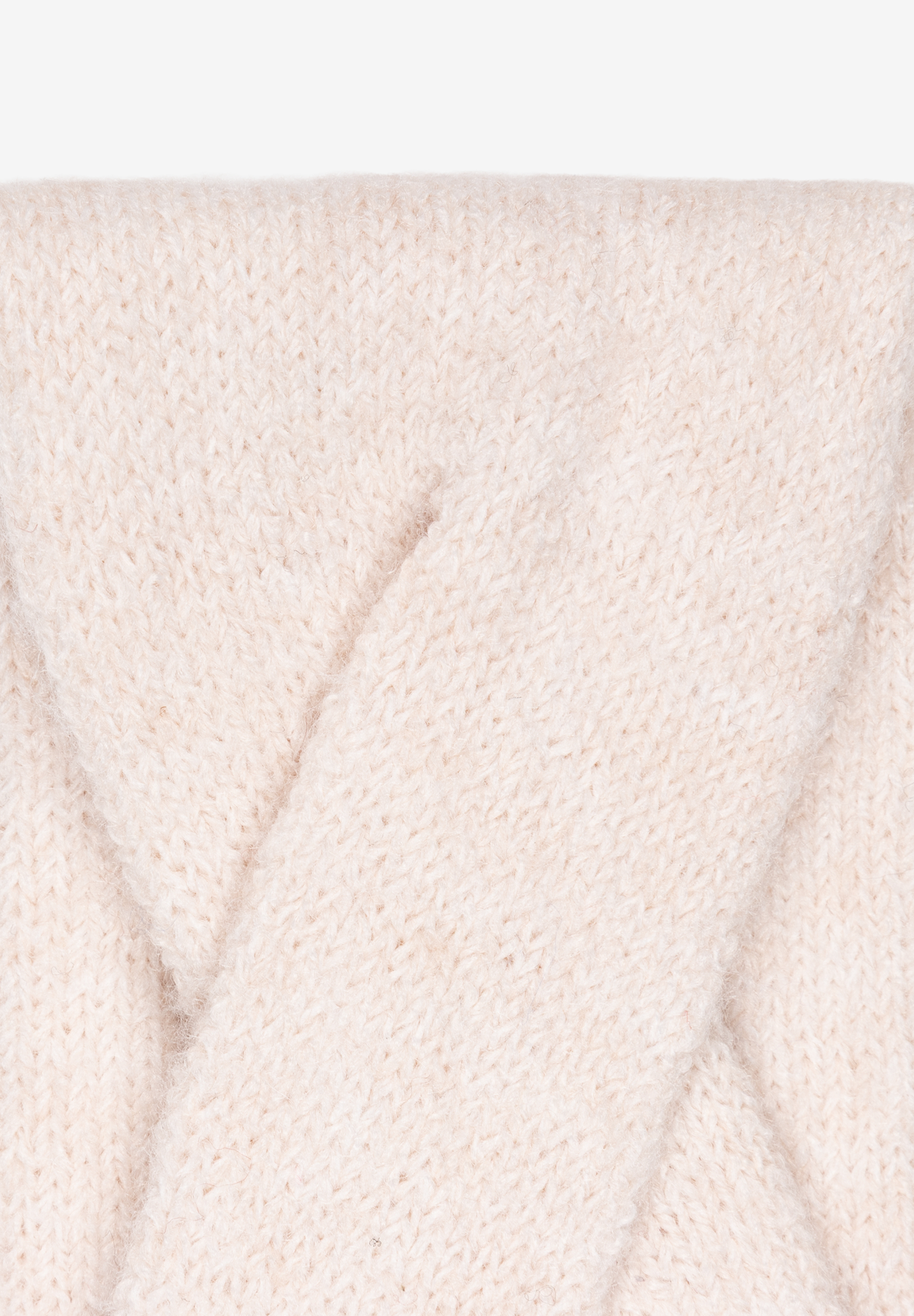 MORE & MORE Accessoire: Detailaufnahme des gekreuzten, gerippten Strickstoffs in Creme.