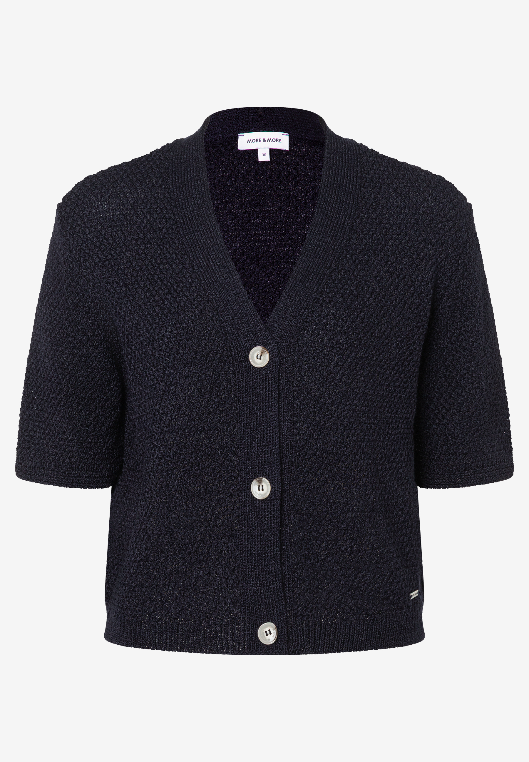 Eine marineblaue Strickjacke von MORE & MORE mit V-Ausschnitt und kurzen Ärmeln. Eine marineblaue Strickjacke von MORE & MORE mit V-Ausschnitt und kurzen Ärmeln.
