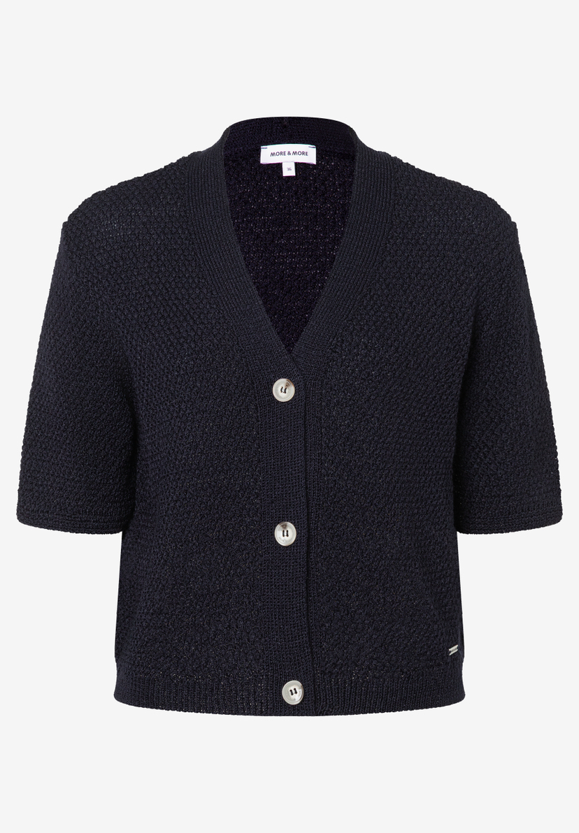 Eine marineblaue Strickjacke von MORE & MORE mit V-Ausschnitt und kurzen Ärmeln. Eine marineblaue Strickjacke von MORE & MORE mit V-Ausschnitt und kurzen Ärmeln.