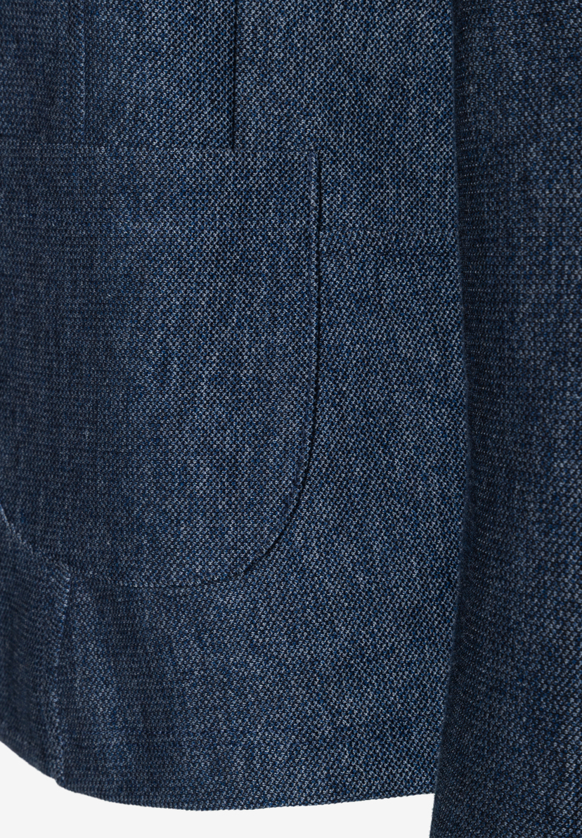 Detailaufnahme eines MORE & MORE Blazers mit Piqué-Muster und Eingrifftasche. Detailaufnahme eines MORE & MORE Blazers mit Piqué-Muster und Eingrifftasche.