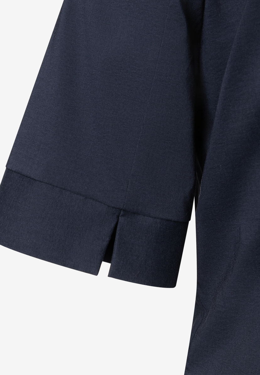Nahaufnahme einer MORE & MORE Bluse aus Popeline mit kurzem Ärmel und Schlitz. Nahaufnahme einer MORE & MORE Bluse aus Popeline mit kurzem Ärmel und Schlitz.