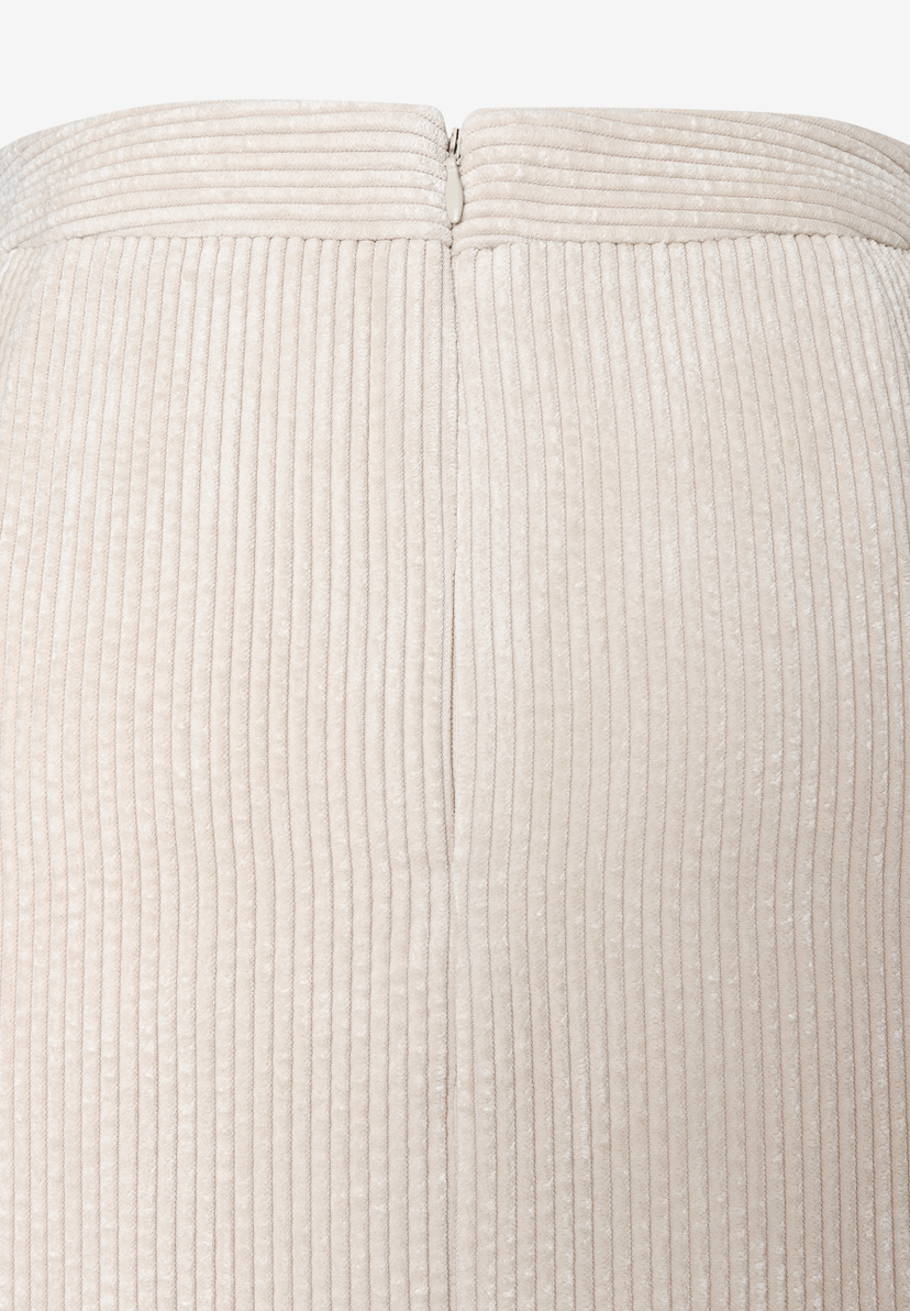 Nahaufnahme eines MORE & MORE Rocks aus beigem Cord mit Reißverschluss am Bund. Angenehmer Tragekomfort durch elastisches Material. Nahaufnahme eines MORE & MORE Rocks aus beigem Cord mit Reißverschluss am Bund. Angenehmer Tragekomfort durch elastisches Material.