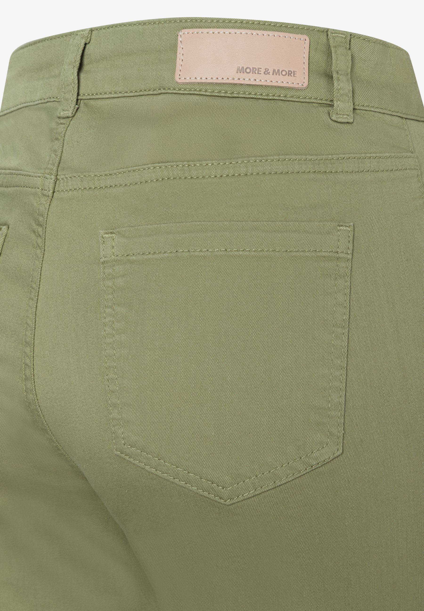 Nahaufnahme einer olivgrünen MORE & MORE Hose mit Gesäßtasche und Logo-Patch. Nahaufnahme einer olivgrünen MORE & MORE Hose mit Gesäßtasche und Logo-Patch.