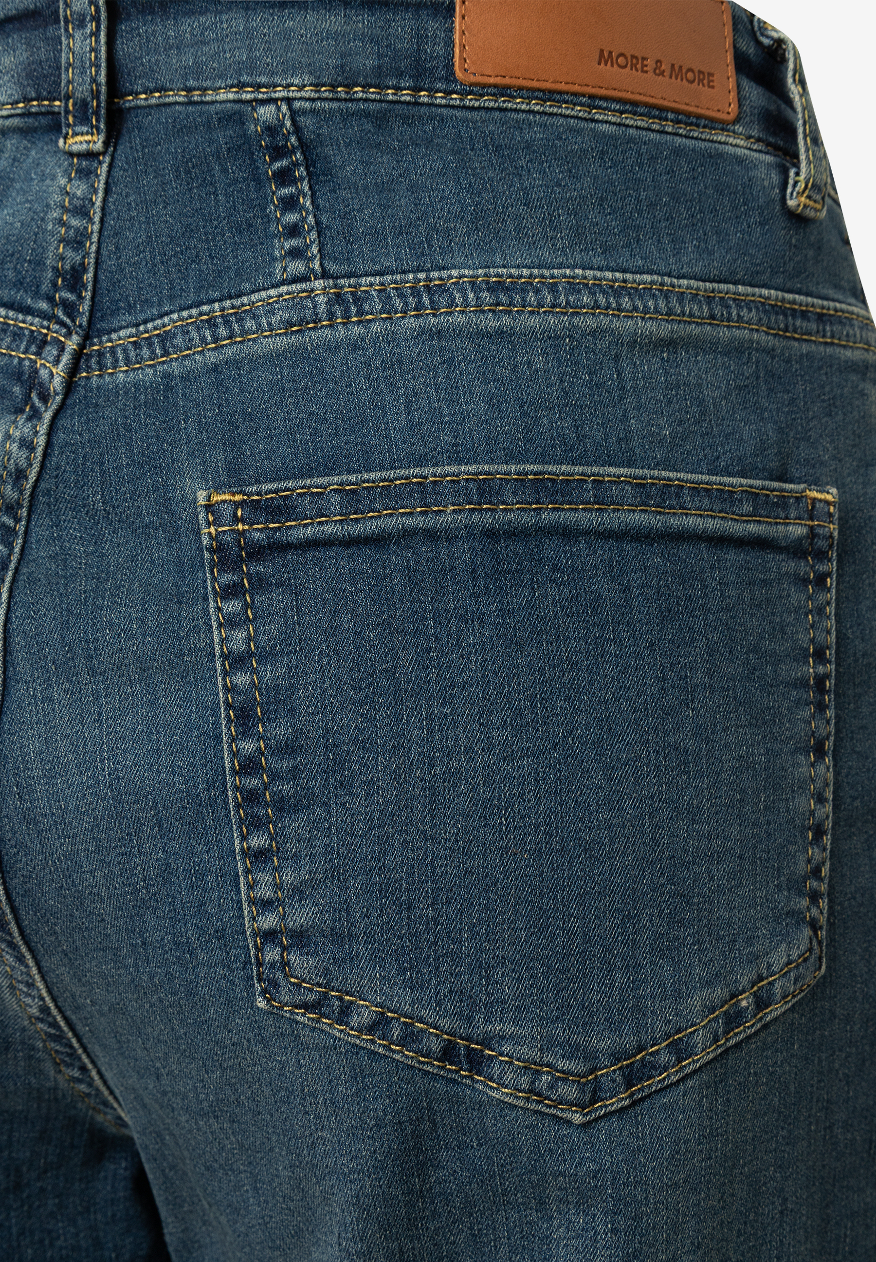 MORE & MORE Damen Jeans in Dunkelblau mit Gesäßtasche und hellbraunem Markenlabel, gelbe Ziernähte.