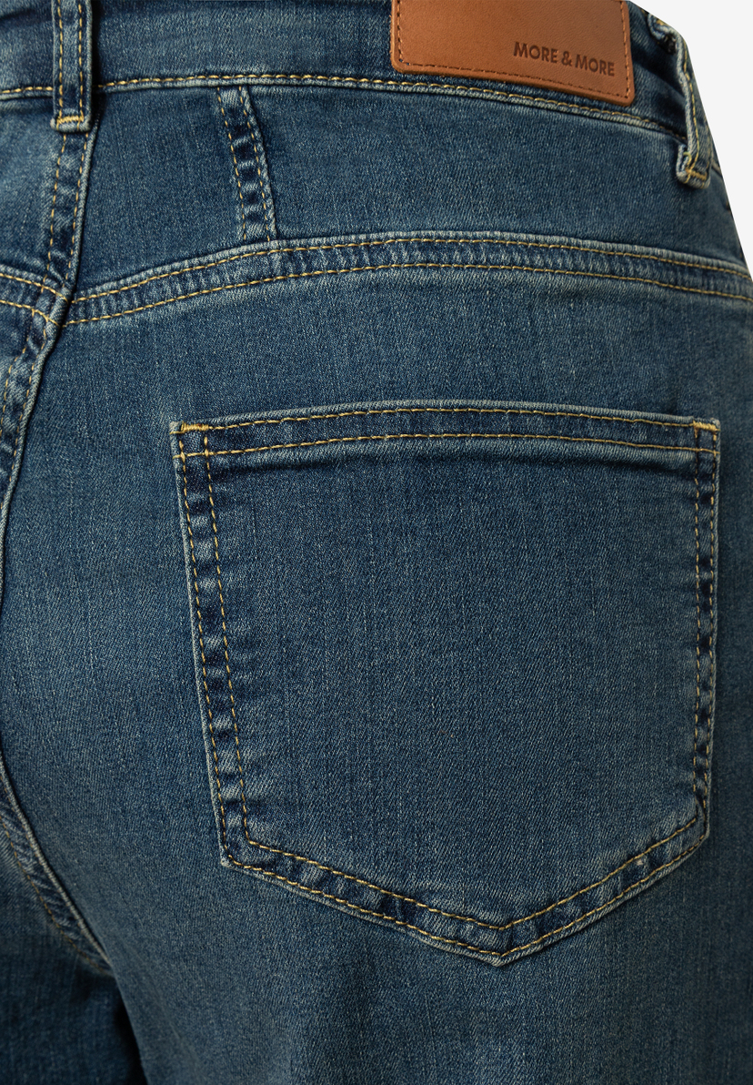MORE & MORE Damen Jeans in Dunkelblau mit Gesäßtasche und hellbraunem Markenlabel, gelbe Ziernähte. MORE & MORE Damen Jeans in Dunkelblau mit Gesäßtasche und hellbraunem Markenlabel, gelbe Ziernähte.