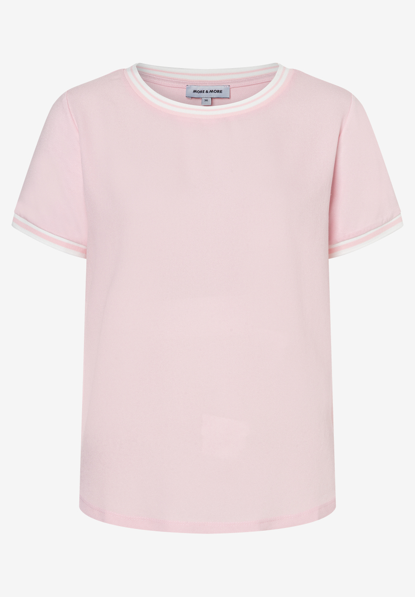 Ein MORE & MORE T-Shirt in Rosa mit weiß gestreiften Bündchen an Ärmeln und Hals. Ein MORE & MORE T-Shirt in Rosa mit weiß gestreiften Bündchen an Ärmeln und Hals.