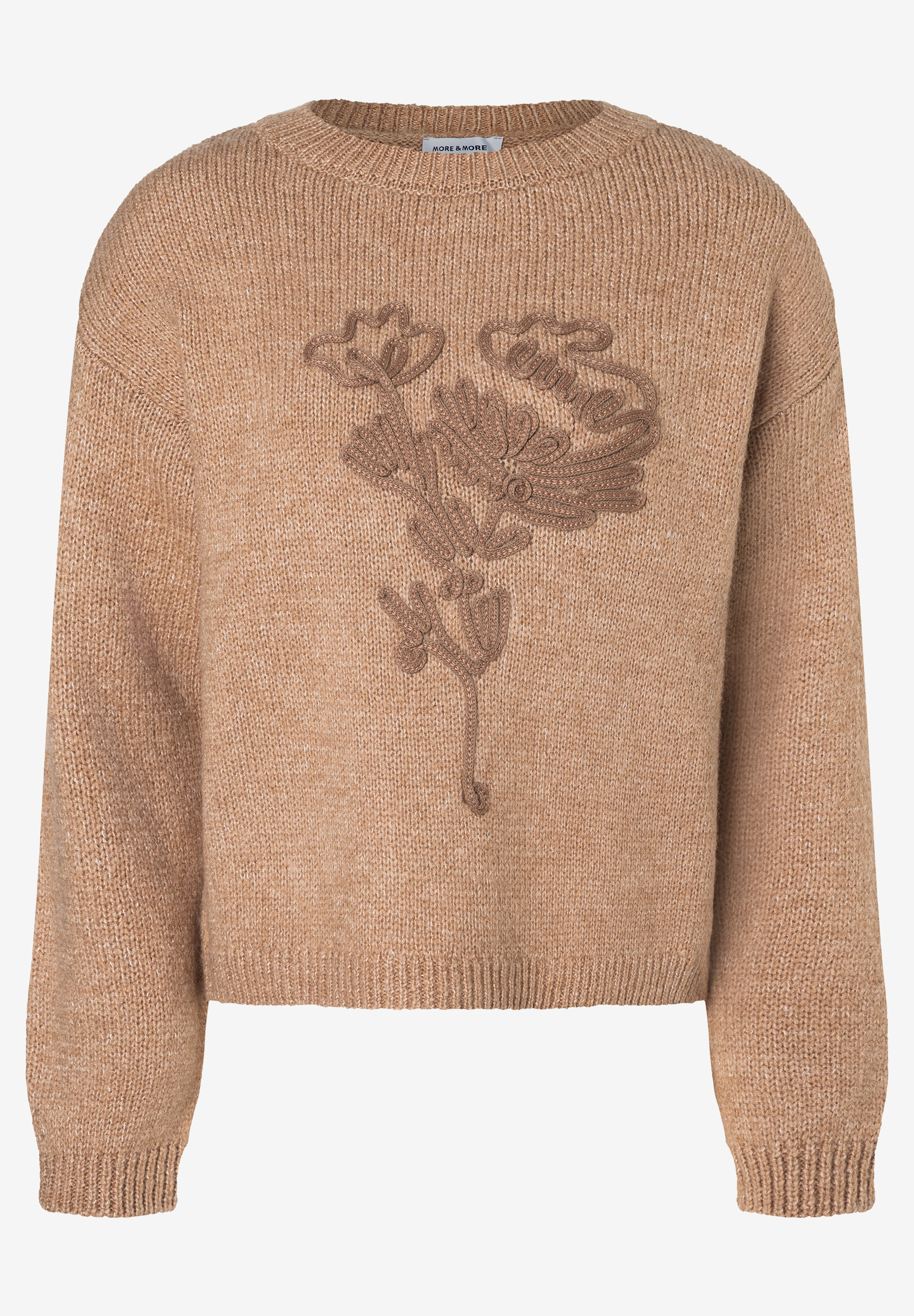 Ein beiger MORE & MORE Strickpullover mit einem floralen Strickmuster auf der Vorderseite. Ein beiger MORE & MORE Strickpullover mit einem floralen Strickmuster auf der Vorderseite.