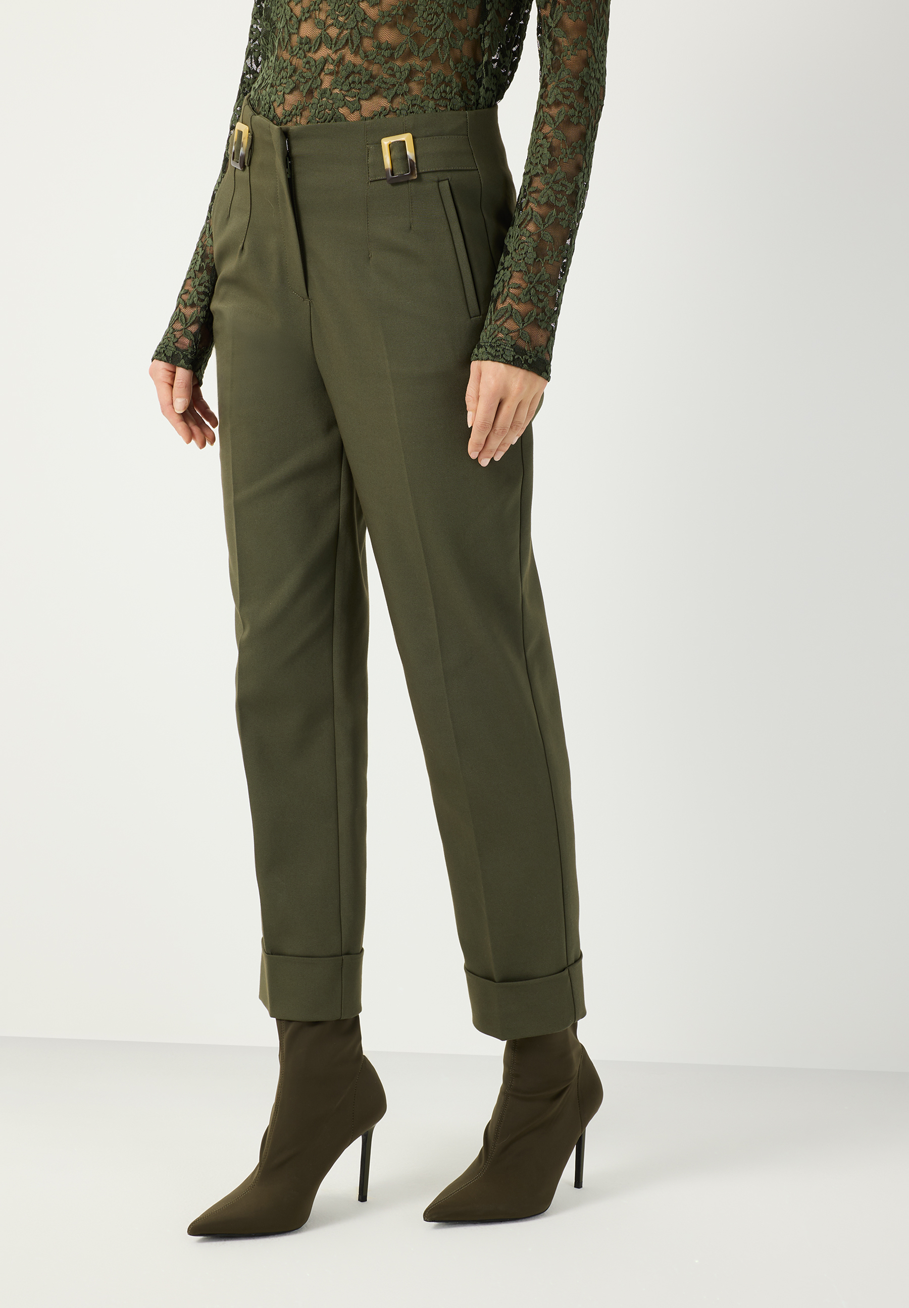 MORE & MORE Hose in Military-Grün, dazu ein passendes Spitzenshirt und Stiefeletten mit Absätzen