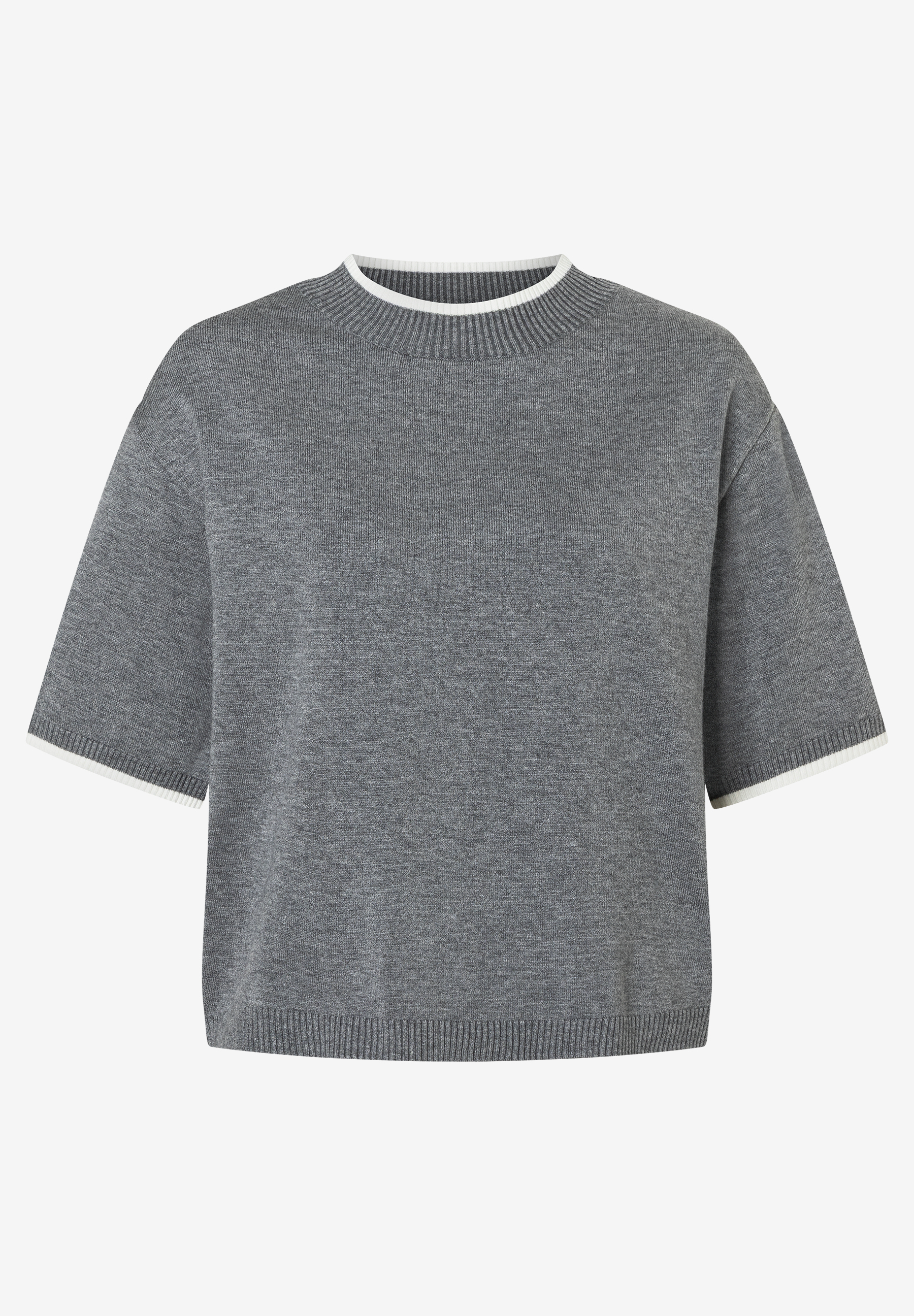 Ein grauer MORE & MORE Feinstrick-Pullover mit kurzen Ärmeln und weißen Akzenten an Kragen und Ärmelenden. Ein grauer MORE & MORE Feinstrick-Pullover mit kurzen Ärmeln und weißen Akzenten an Kragen und Ärmelenden.