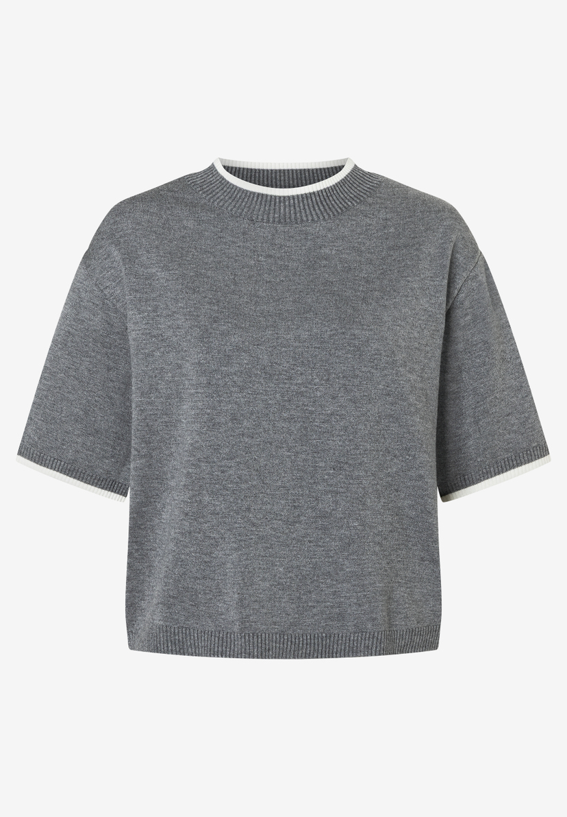 Ein grauer MORE & MORE Feinstrick-Pullover mit kurzen Ärmeln und weißen Akzenten an Kragen und Ärmelenden. Ein grauer MORE & MORE Feinstrick-Pullover mit kurzen Ärmeln und weißen Akzenten an Kragen und Ärmelenden.