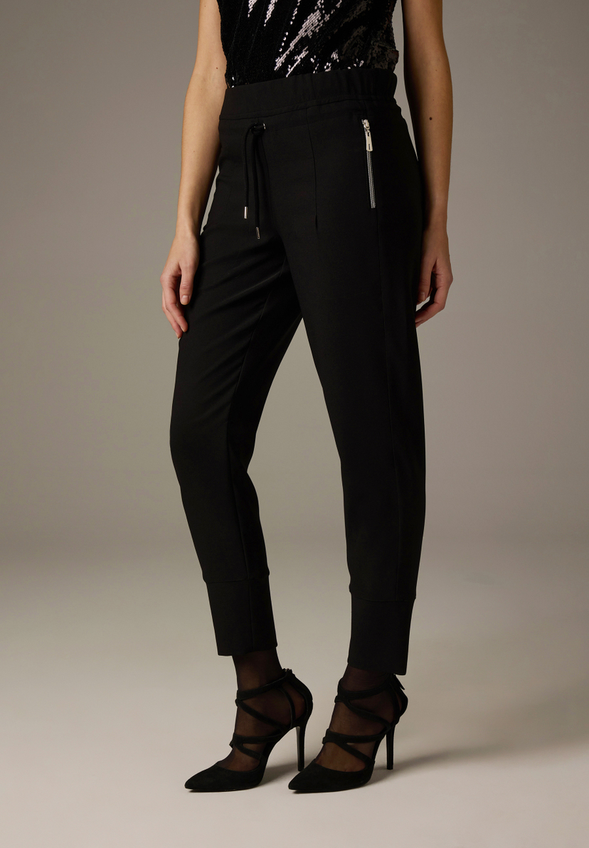 Schwarze MORE & MORE Hose mit Zippertasche und Schnürung. Dazu High Heels mit Riemchen. Schwarze MORE & MORE Hose mit Zippertasche und Schnürung. Dazu High Heels mit Riemchen.