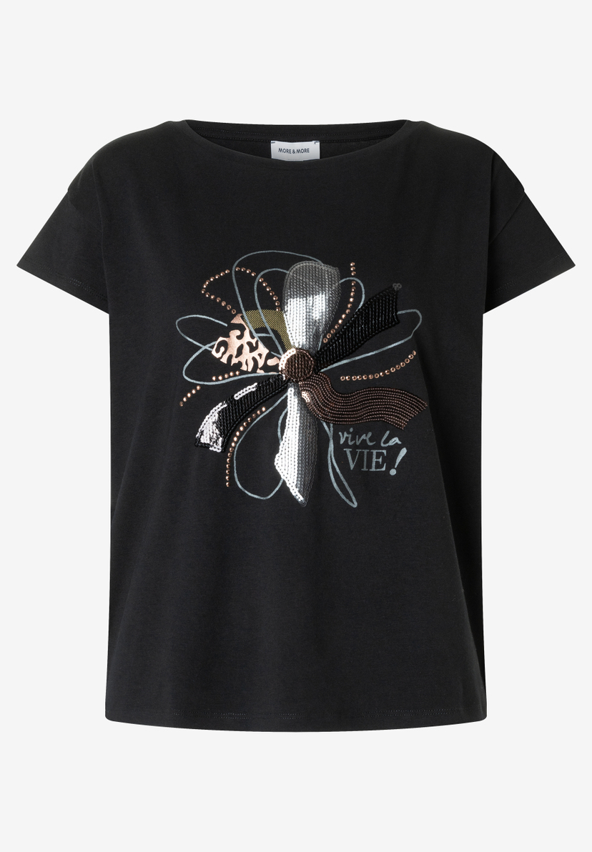 MORE & MORE schwarzes T-Shirt aus Jersey mit funkelnder Paillettenapplikation und Stickerei auf der Brust. MORE & MORE schwarzes T-Shirt aus Jersey mit funkelnder Paillettenapplikation und Stickerei auf der Brust.