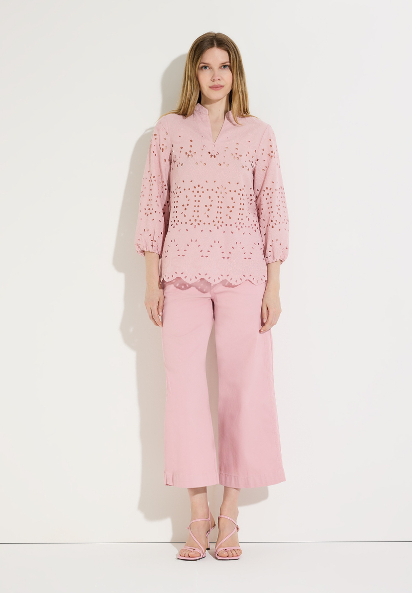 MORE & MORE Bluse: Leicht transparente rosafarbene Bluse mit Lochstickerei, V-Ausschnitt, 3/4-Ärmeln und Volantsaum. MORE & MORE Bluse: Leicht transparente rosafarbene Bluse mit Lochstickerei, V-Ausschnitt, 3/4-Ärmeln und Volantsaum.