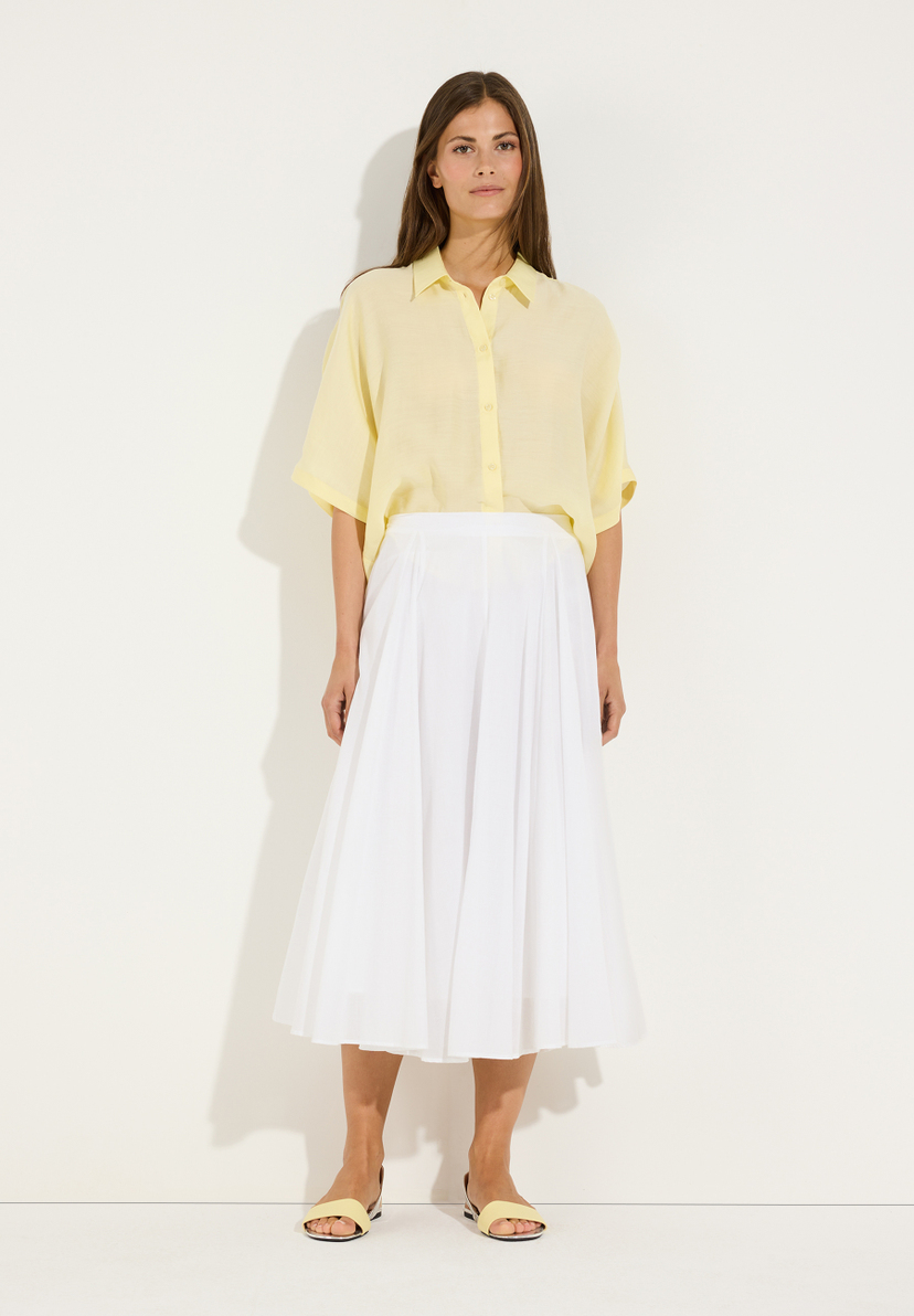 MORE & MORE Damen Bluse: Gelbes Oberteil aus Webware, kombiniert mit weißem Rock und gelben Sandalen. MORE & MORE Damen Bluse: Gelbes Oberteil aus Webware, kombiniert mit weißem Rock und gelben Sandalen.