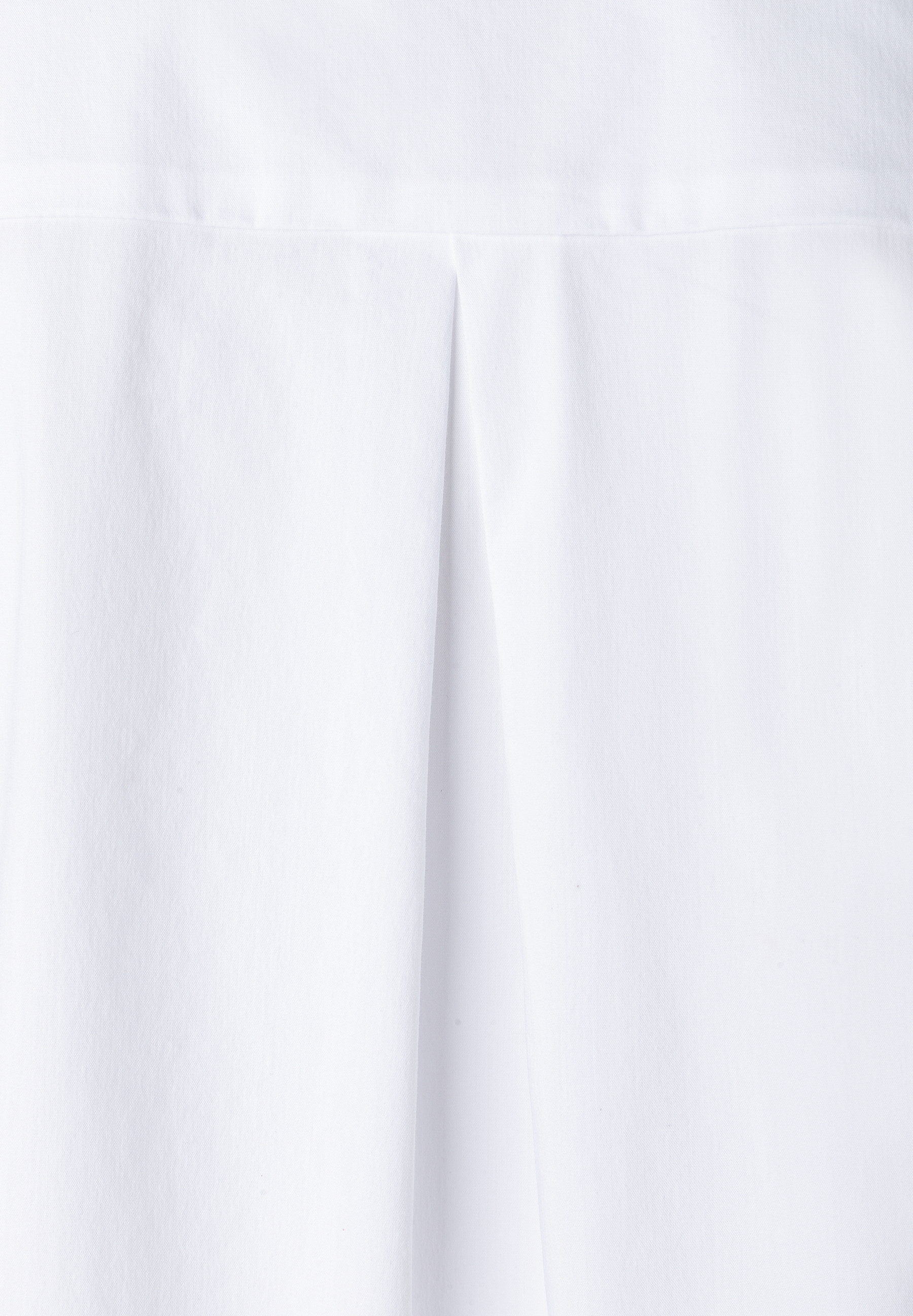 MORE & MORE Bluse: Eine weiße Baumwollbluse mit einer vertikalen Kellerfalte, die von oben nach unten verläuft.