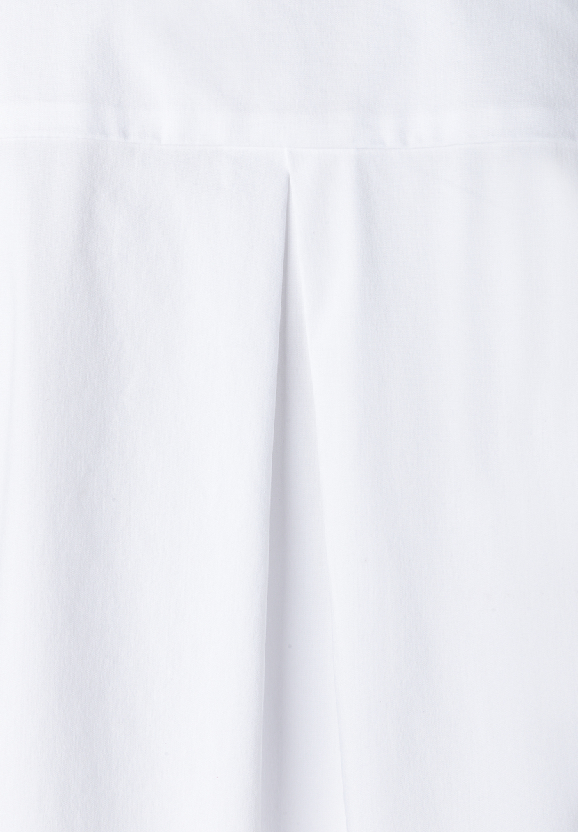 MORE & MORE Bluse: Eine weiße Baumwollbluse mit einer vertikalen Kellerfalte, die von oben nach unten verläuft.