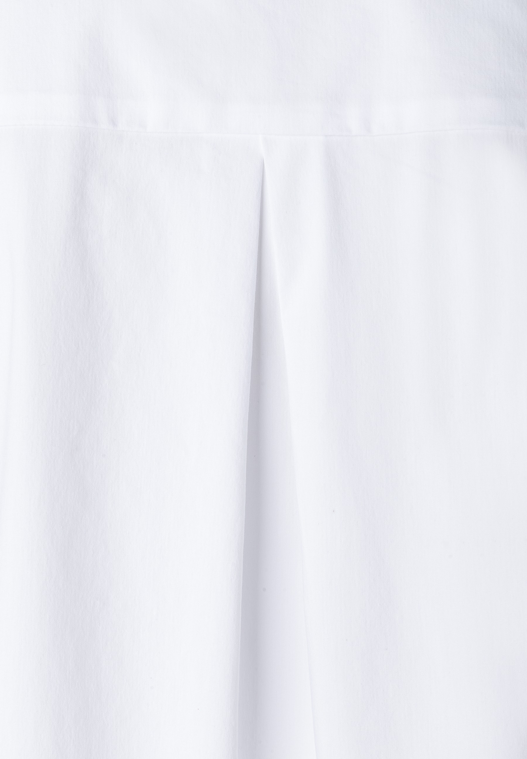 MORE & MORE Bluse: Eine weiße Baumwollbluse mit einer vertikalen Kellerfalte, die von oben nach unten verläuft. MORE & MORE Bluse: Eine weiße Baumwollbluse mit einer vertikalen Kellerfalte, die von oben nach unten verläuft.
