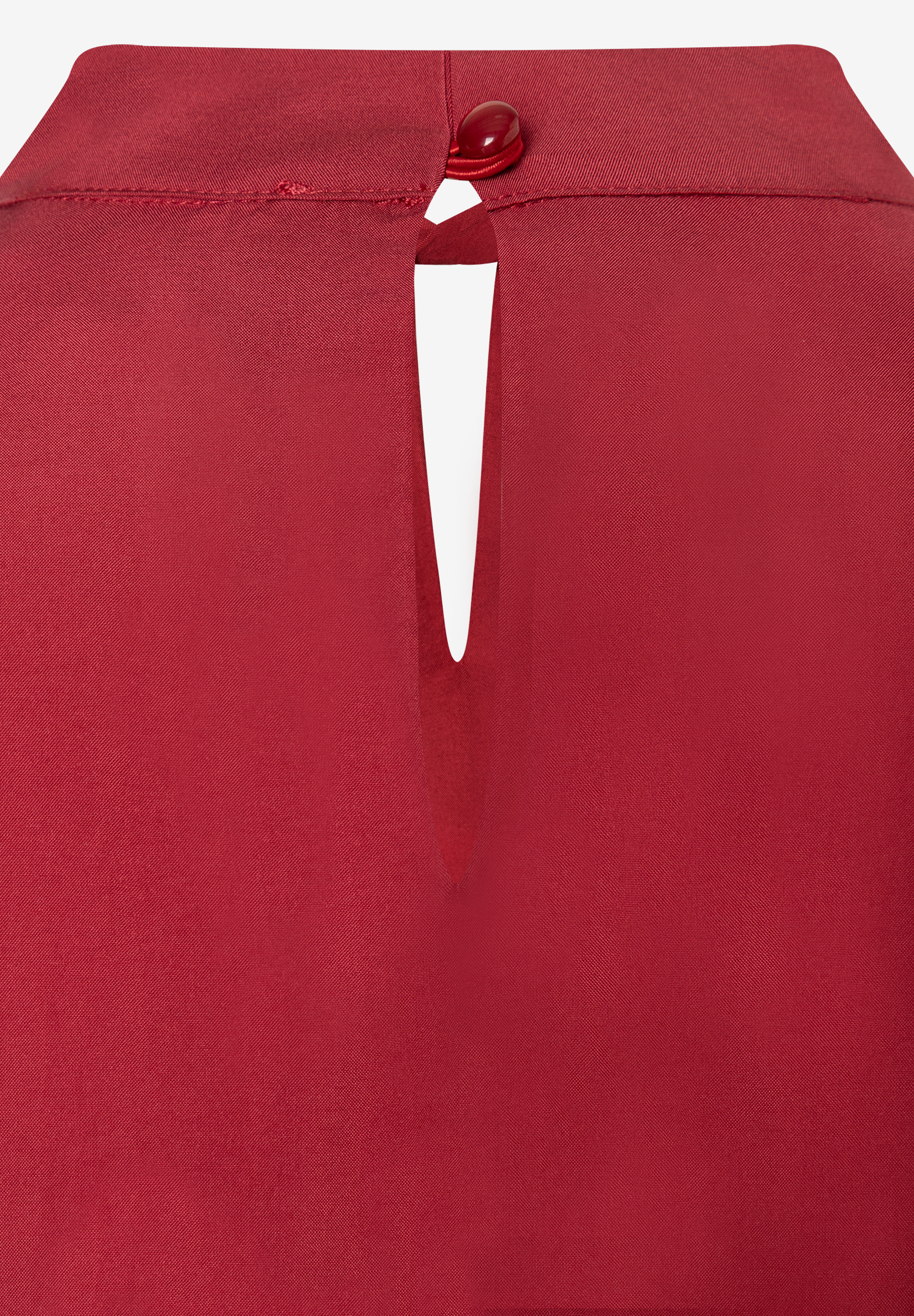 MORE & MORE Bluse: Detailansicht des roten Kragens mit Schlitz und Knopfverschluss im Nacken MORE & MORE Bluse: Detailansicht des roten Kragens mit Schlitz und Knopfverschluss im Nacken