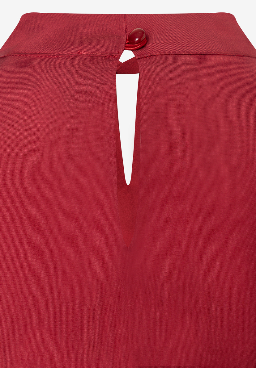 MORE & MORE Bluse: Detailansicht des roten Kragens mit Schlitz und Knopfverschluss im Nacken MORE & MORE Bluse: Detailansicht des roten Kragens mit Schlitz und Knopfverschluss im Nacken