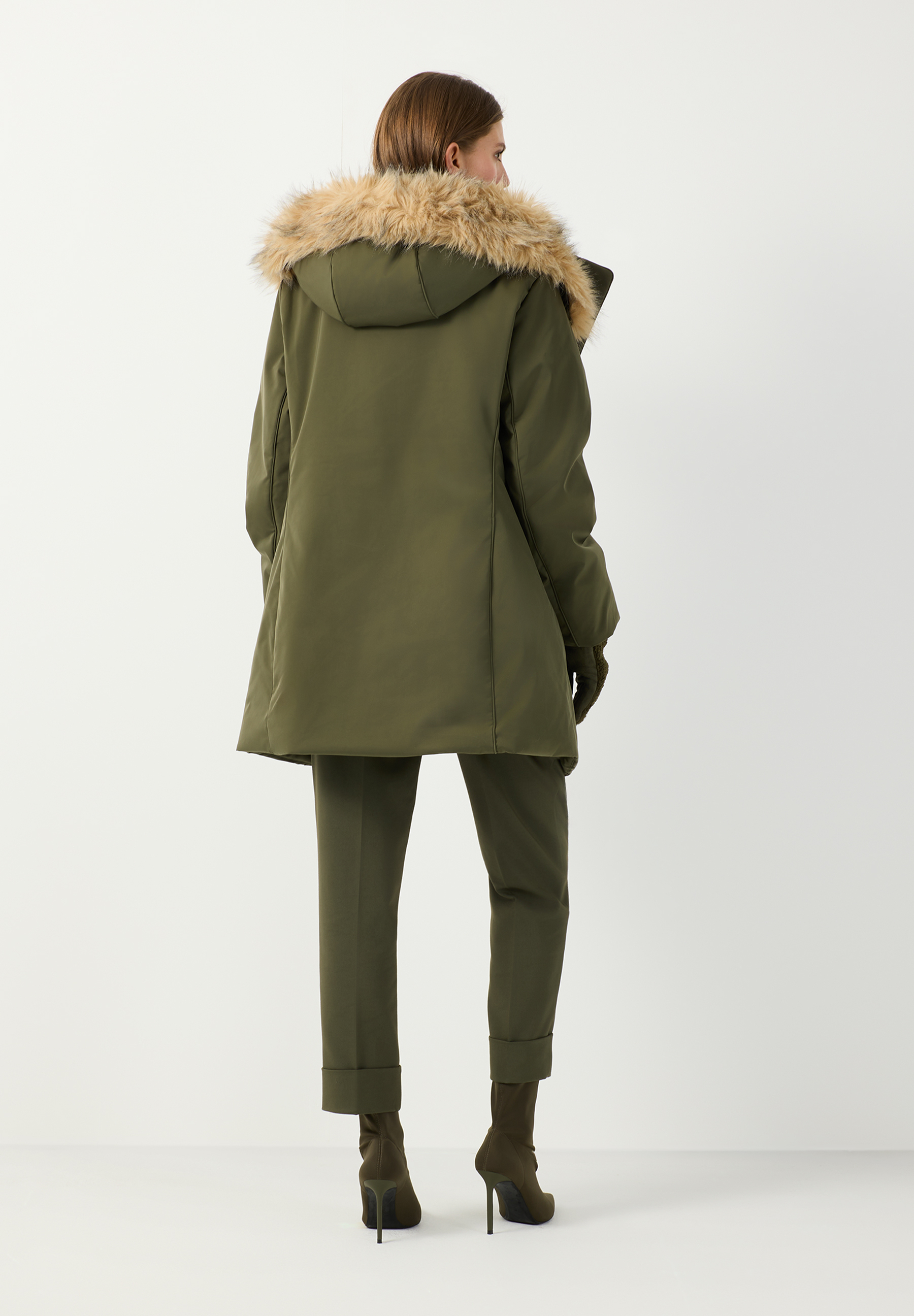 MORE & MORE Damen Parka in Olivgrün, Webware, wärmend und angenehm zu tragen, mit Kapuze und Fellkragen. MORE & MORE Damen Parka in Olivgrün, Webware, wärmend und angenehm zu tragen, mit Kapuze und Fellkragen.