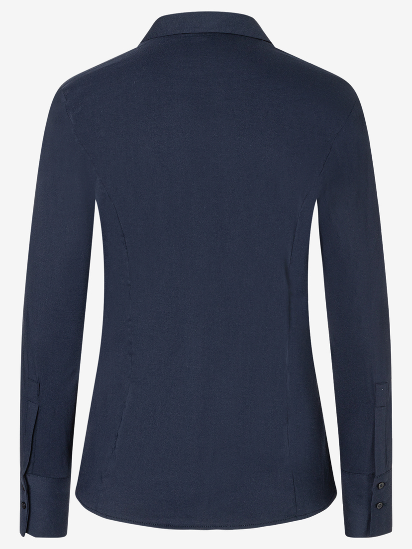 Die dunkelblaue Bluse von MORE & MORE hat lange Ärmel und eine taillierte Passform. Die dunkelblaue Bluse von MORE & MORE hat lange Ärmel und eine taillierte Passform.