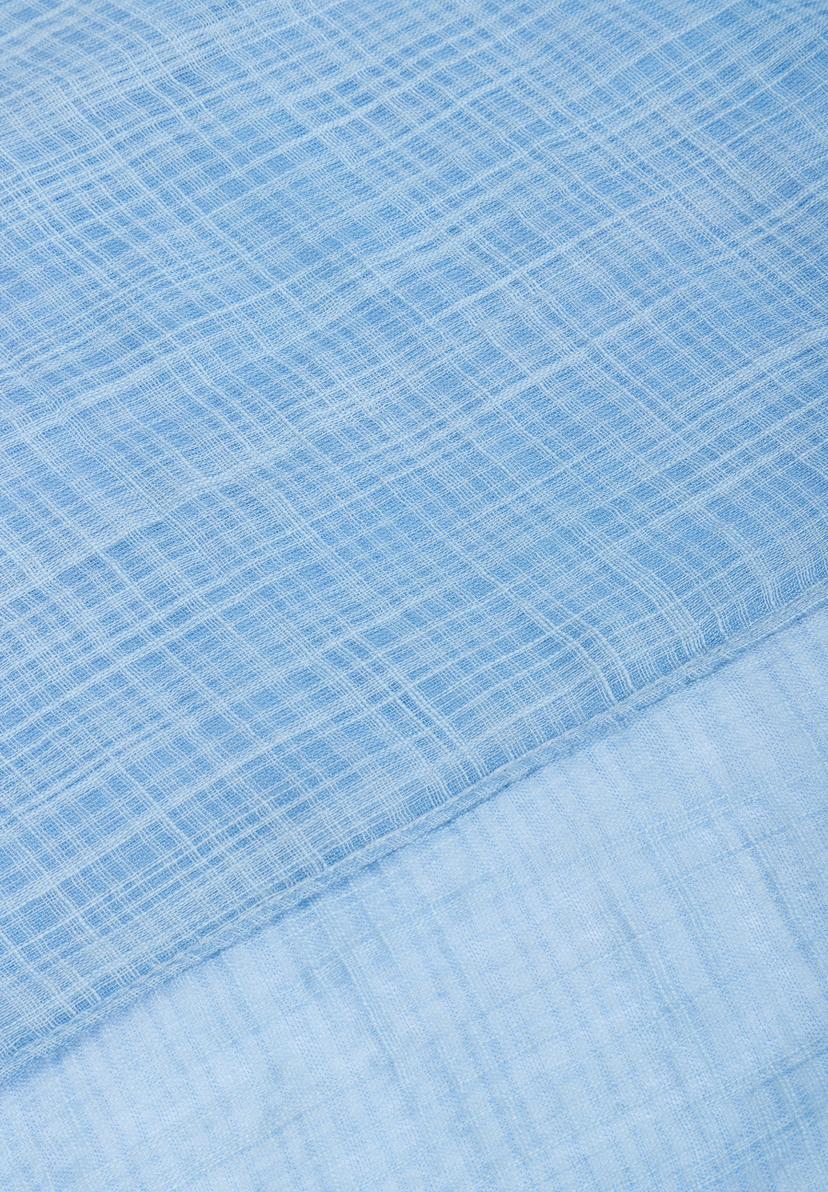 Nahaufnahme eines hellblauen MORE & MORE Accessoires mit feinem Webmuster.