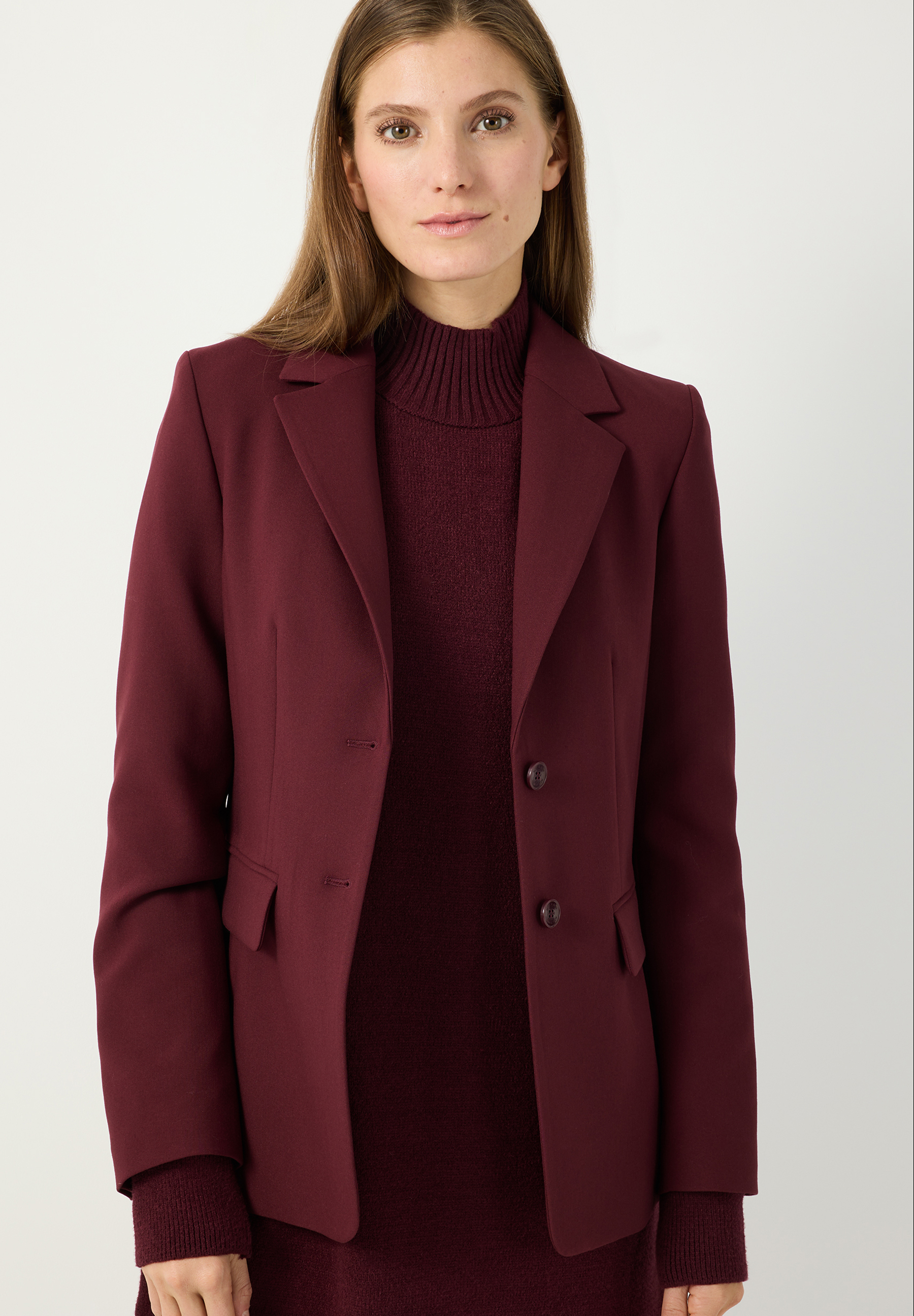 MORE & MORE Damen Blazer in Brombeere, leicht tailliert, mit paspelierten Pattentaschen und Ärmelschlitzen mit Knöpfen.