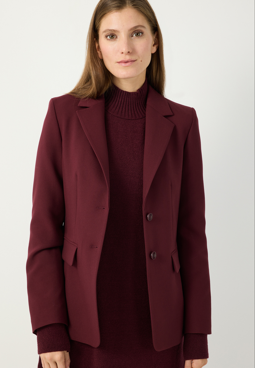 MORE & MORE Damen Blazer in Brombeere, leicht tailliert, mit paspelierten Pattentaschen und Ärmelschlitzen mit Knöpfen.