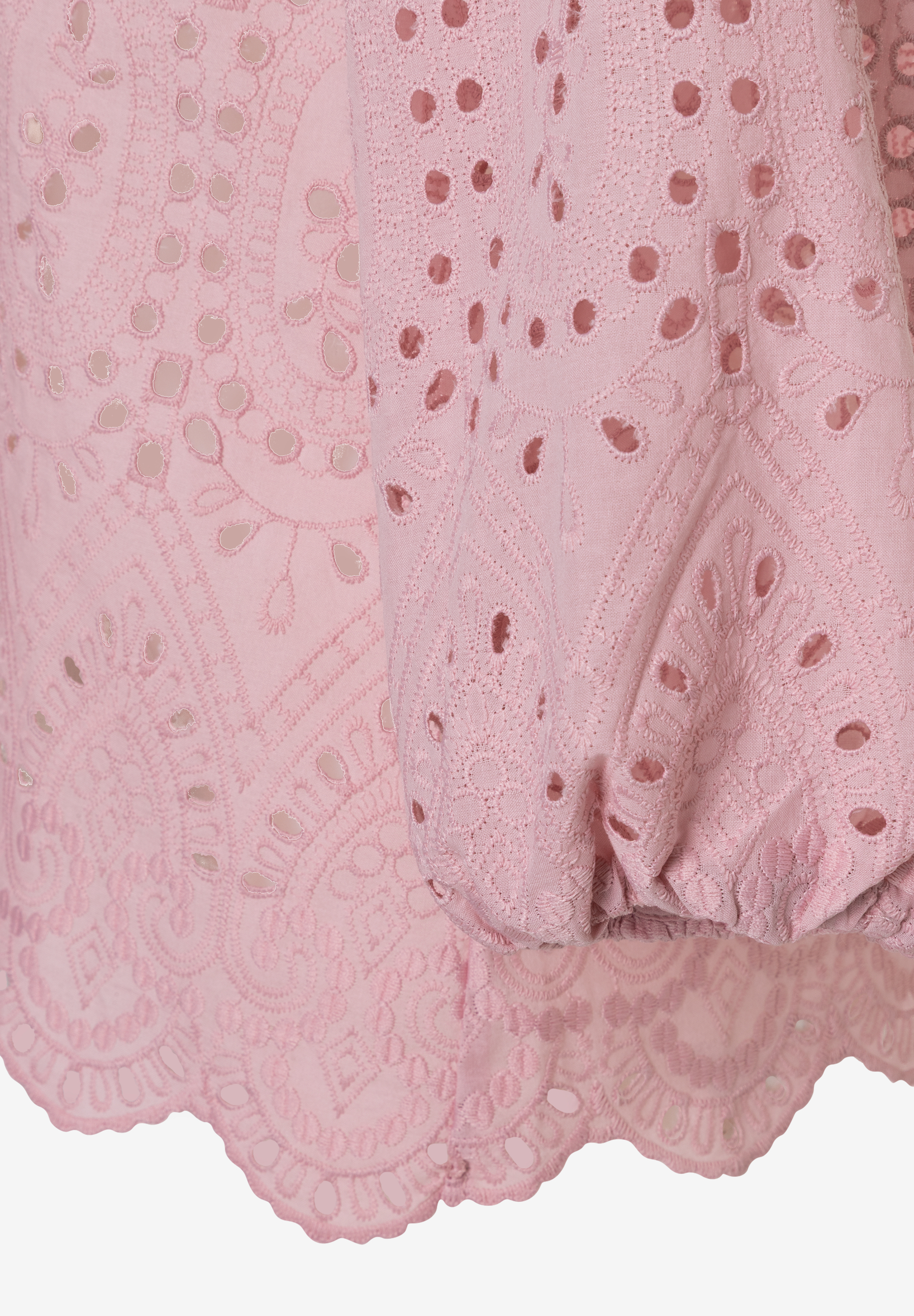 Nahaufnahme einer rosa MORE & MORE Bluse aus Spitze, leicht transparent und hautfreundlich. Nahaufnahme einer rosa MORE & MORE Bluse aus Spitze, leicht transparent und hautfreundlich.