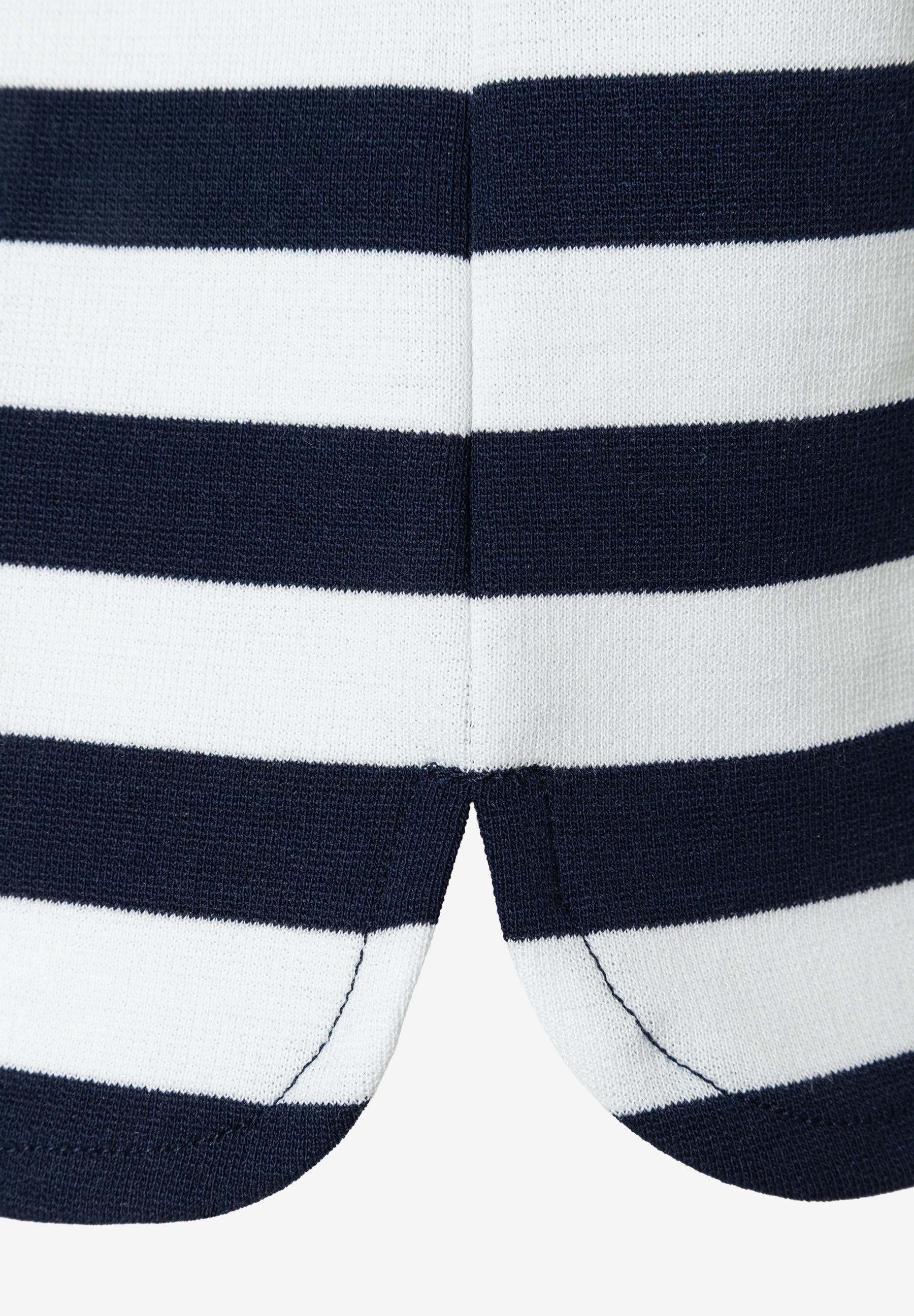 Nahaufnahme eines gestreiften MORE & MORE Oberteils mit Marine- und Weißtönen aus Jersey für angenehmen Tragekomfort. Nahaufnahme eines gestreiften MORE & MORE Oberteils mit Marine- und Weißtönen aus Jersey für angenehmen Tragekomfort.