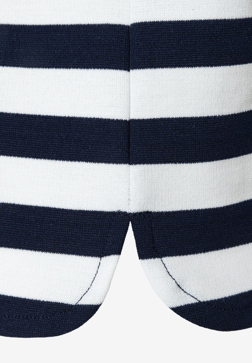 Nahaufnahme eines gestreiften MORE & MORE Oberteils mit Marine- und Weißtönen aus Jersey für angenehmen Tragekomfort. Nahaufnahme eines gestreiften MORE & MORE Oberteils mit Marine- und Weißtönen aus Jersey für angenehmen Tragekomfort.