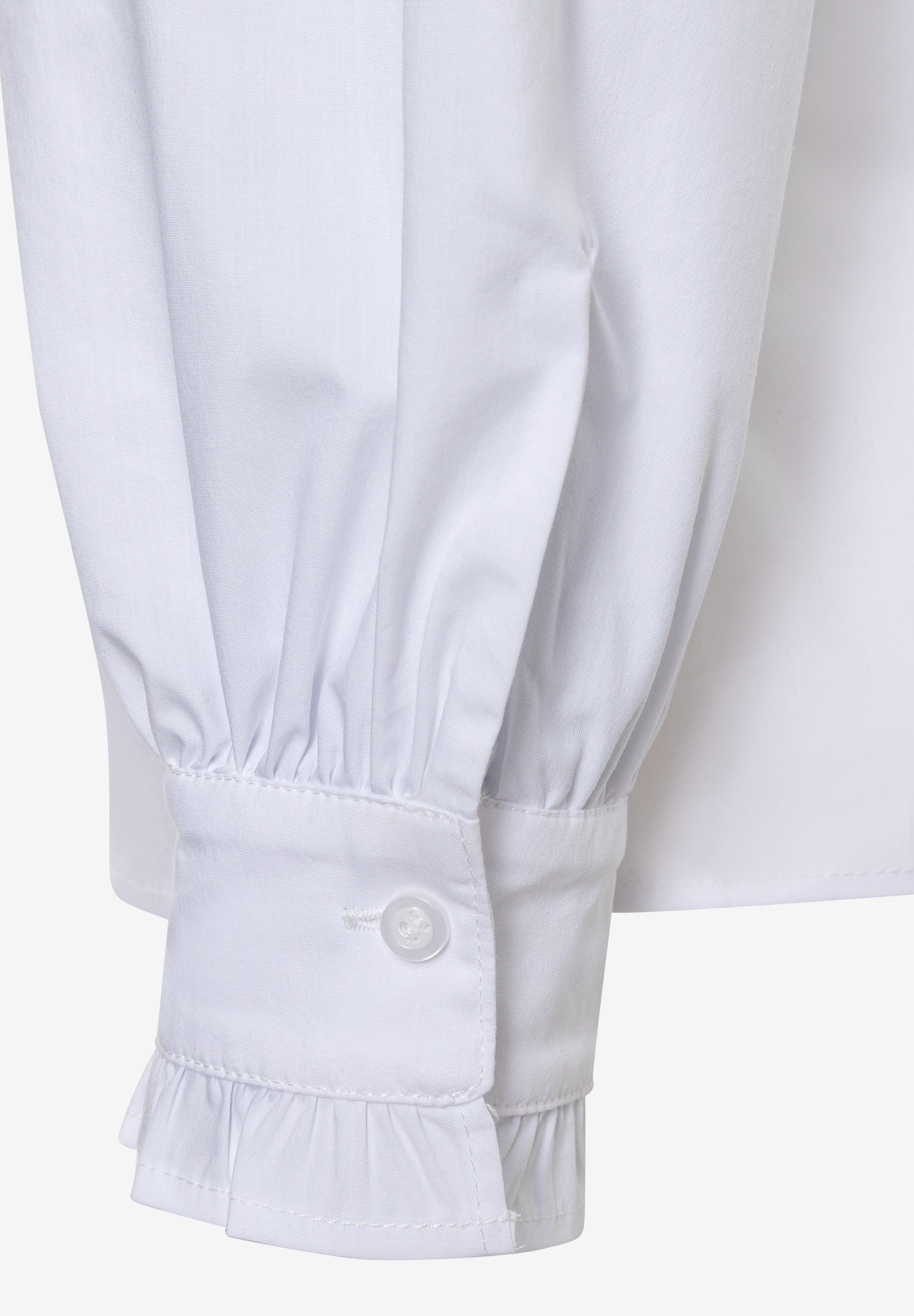 Ärmel einer weißen MORE & MORE Bluse mit Rüschen und Knopfdetail. Ärmel einer weißen MORE & MORE Bluse mit Rüschen und Knopfdetail.