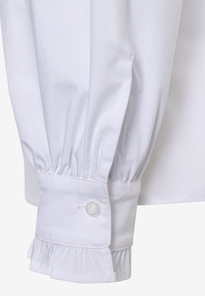 Ärmel einer weißen MORE & MORE Bluse mit Rüschen und Knopfdetail. Ärmel einer weißen MORE & MORE Bluse mit Rüschen und Knopfdetail.