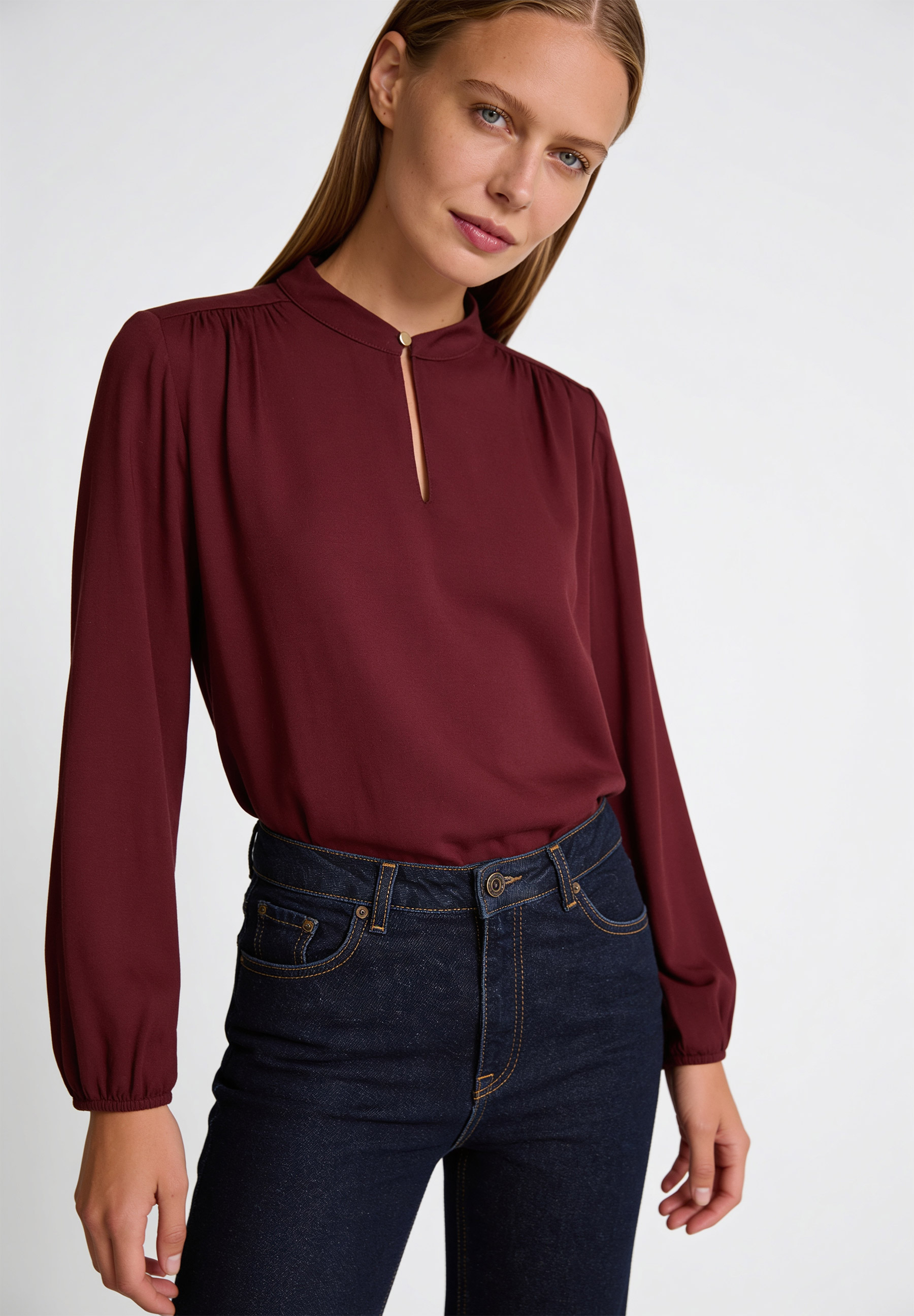 AI generated - MORE & MORE Bluse: Eine elegante, fließende, hautfreundliche Viskose-Bluse in Dunkelrot mit Stehkragen und Schlüsselloch-Ausschnitt.
