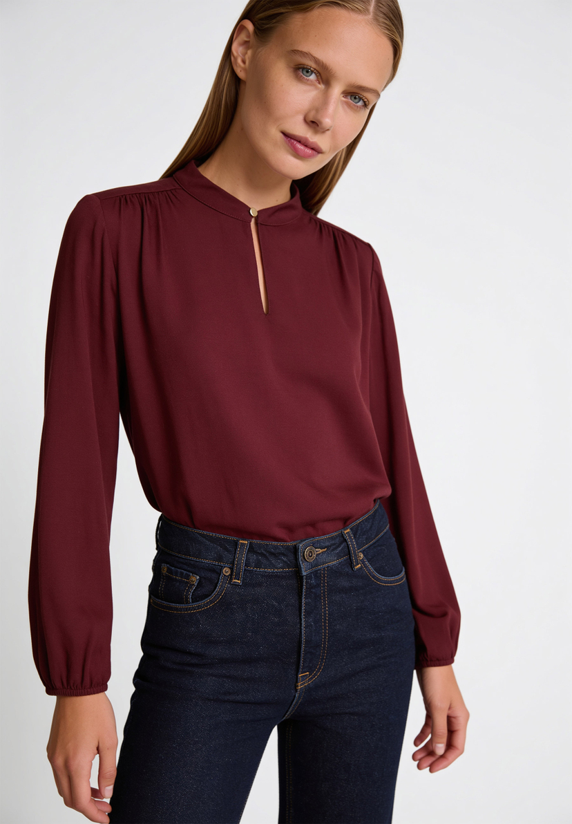 AI generated - MORE & MORE Bluse: Eine elegante, fließende, hautfreundliche Viskose-Bluse in Dunkelrot mit Stehkragen und Schlüsselloch-Ausschnitt. AI generated - MORE & MORE Bluse: Eine elegante, fließende, hautfreundliche Viskose-Bluse in Dunkelrot mit Stehkragen und Schlüsselloch-Ausschnitt.