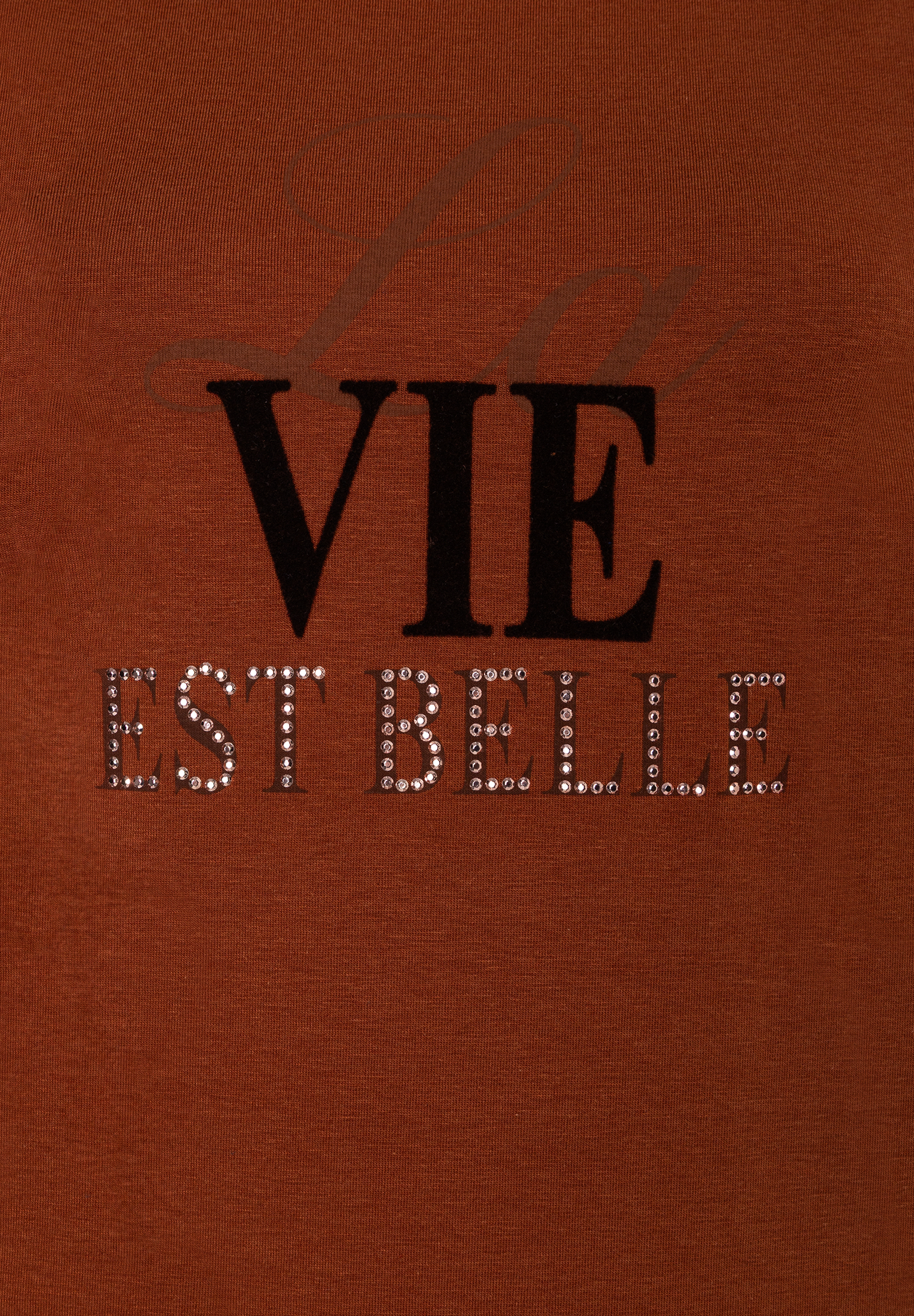 MORE & MORE T-Shirt in Rostrot mit Glitzeraufschrift "VIE EST BELLE" in Schwarz und Silber MORE & MORE T-Shirt in Rostrot mit Glitzeraufschrift "VIE EST BELLE" in Schwarz und Silber