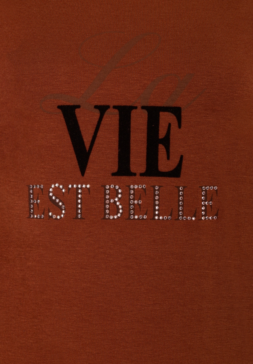 MORE & MORE T-Shirt in Rostrot mit Glitzeraufschrift "VIE EST BELLE" in Schwarz und Silber MORE & MORE T-Shirt in Rostrot mit Glitzeraufschrift "VIE EST BELLE" in Schwarz und Silber
