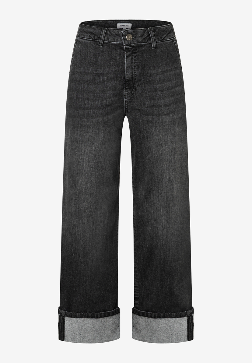 Eine MORE & MORE Jeanshose aus Denim, bequemer, elastischer Stoff, mit hochgekrempelten Hosenbeinen. Eine MORE & MORE Jeanshose aus Denim, bequemer, elastischer Stoff, mit hochgekrempelten Hosenbeinen.