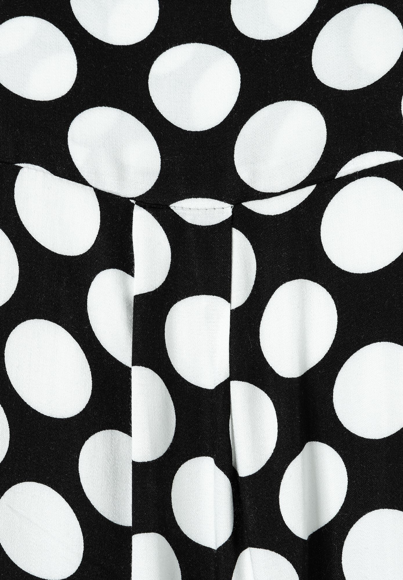 Detailaufnahme einer MORE & MORE Bluse mit großen weißen Punkten auf schwarzem Viskose-Stoff. Detailaufnahme einer MORE & MORE Bluse mit großen weißen Punkten auf schwarzem Viskose-Stoff.