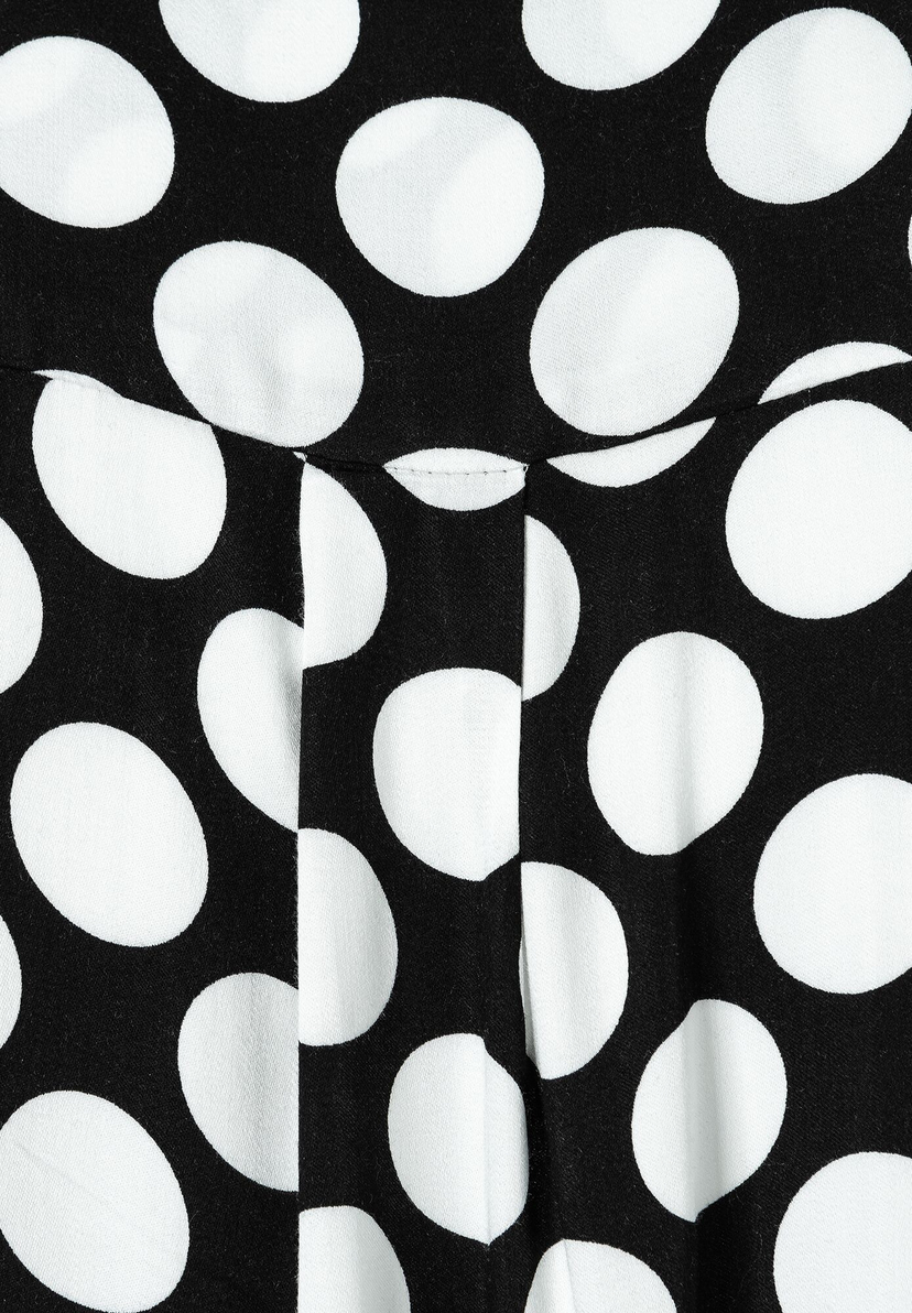 Detailaufnahme einer MORE & MORE Bluse mit großen weißen Punkten auf schwarzem Viskose-Stoff. Detailaufnahme einer MORE & MORE Bluse mit großen weißen Punkten auf schwarzem Viskose-Stoff.