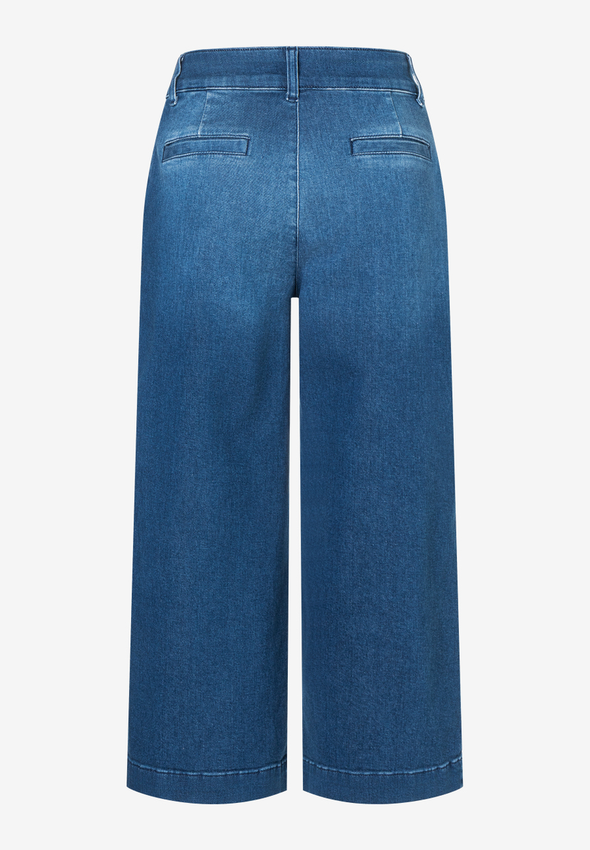 Eine blaue MORE & MORE Jeanshose in Denim mit Stretch, von hinten fotografiert. Eine blaue MORE & MORE Jeanshose in Denim mit Stretch, von hinten fotografiert.