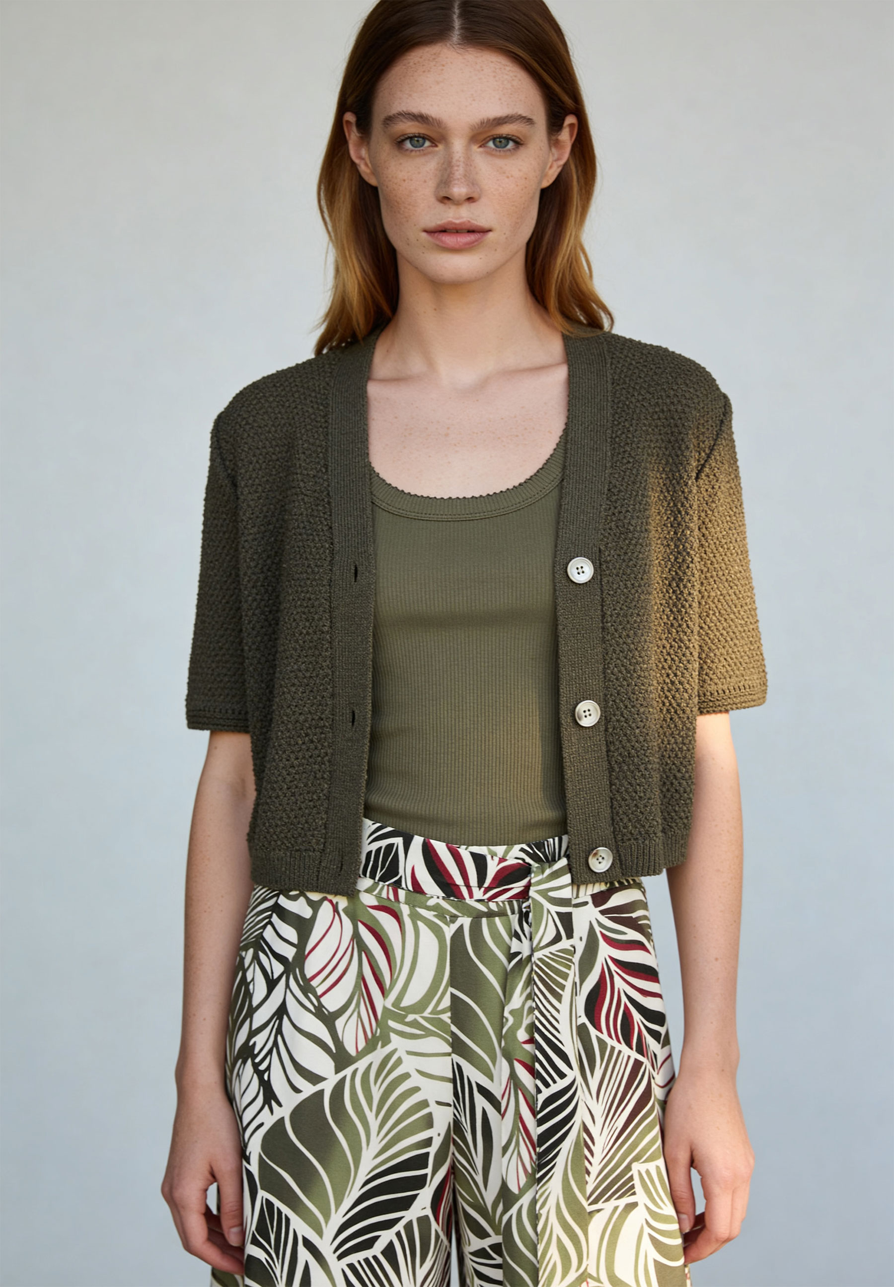MORE & MORE geripptes Top & Strickjacke in Khaki mit gemusterter Hose. Der elastische Stoff sorgt für hohen Tragekomfort. MORE & MORE geripptes Top & Strickjacke in Khaki mit gemusterter Hose. Der elastische Stoff sorgt für hohen Tragekomfort.