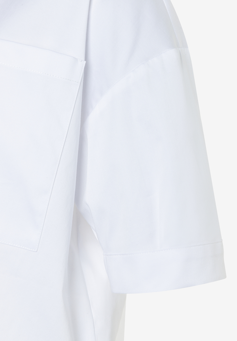 Detailaufnahme einer weißen MORE & MORE Bluse mit kurzer Ärmel und Brusttasche.
