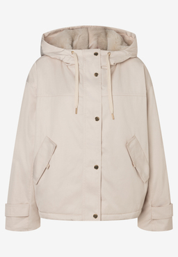 MORE & MORE Kurzjacke in Beige, locker geschnitten, mit Kapuze und weichem Futter, goldfarbenen Knöpfen und Zugbändern.
