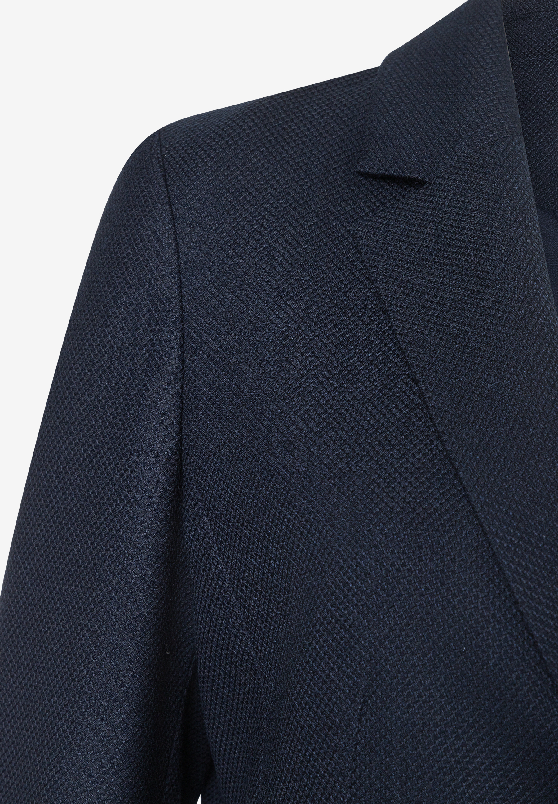 Nahaufnahme eines MORE & MORE Blazers mit feiner Textur in dunklem Blau. Nahaufnahme eines MORE & MORE Blazers mit feiner Textur in dunklem Blau.