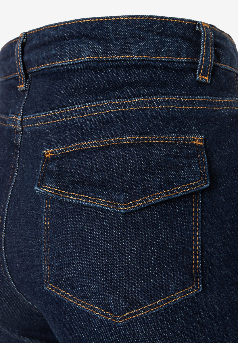MORE & MORE Jeans aus dunkelblauem Denim. Die elastische Hose hat eine Gesäßtasche mit Patte und Ziernähte. MORE & MORE Jeans aus dunkelblauem Denim. Die elastische Hose hat eine Gesäßtasche mit Patte und Ziernähte.