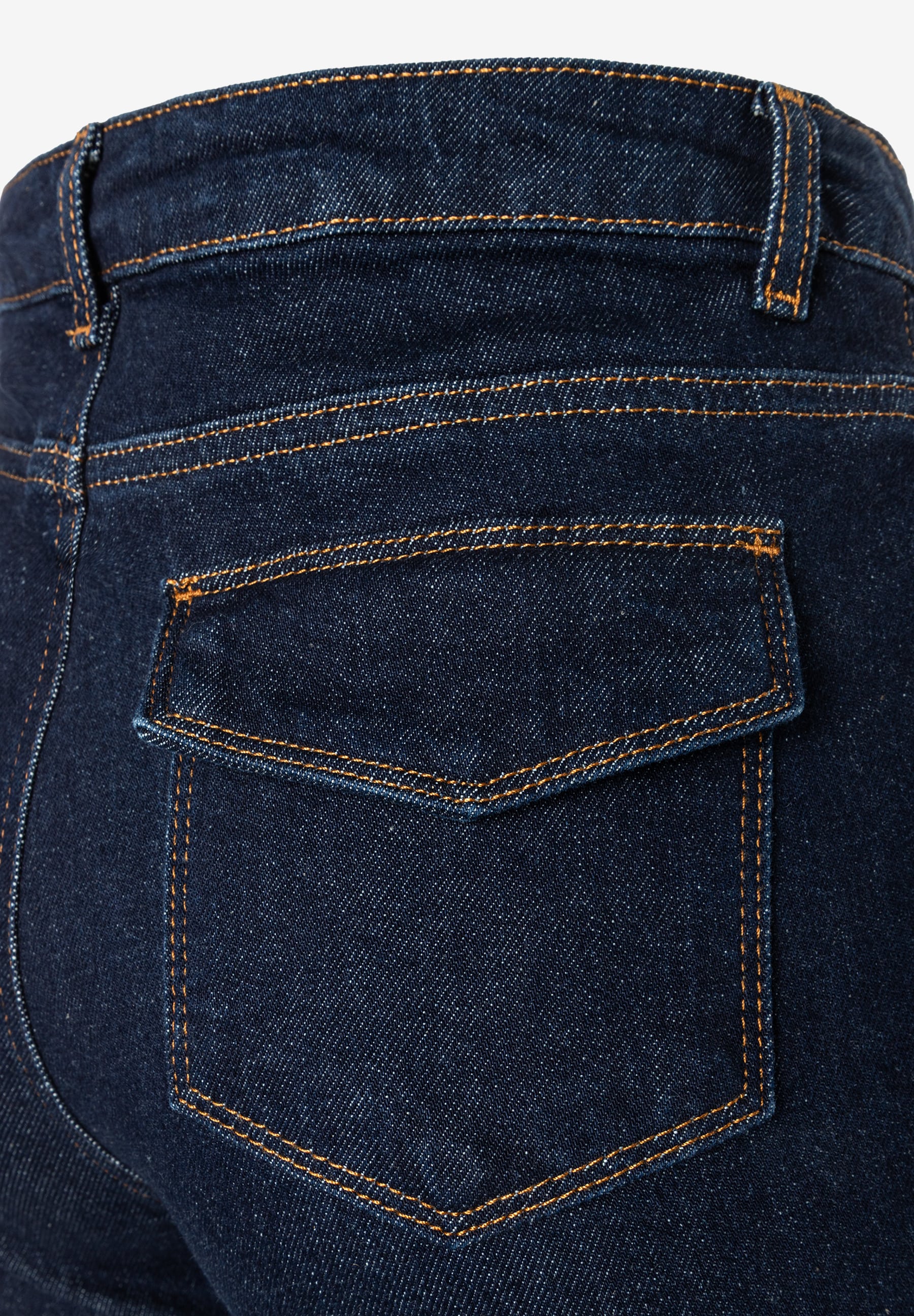 MORE & MORE Jeans aus dunkelblauem Denim. Die elastische Hose hat eine Gesäßtasche mit Patte und Ziernähte. MORE & MORE Jeans aus dunkelblauem Denim. Die elastische Hose hat eine Gesäßtasche mit Patte und Ziernähte.