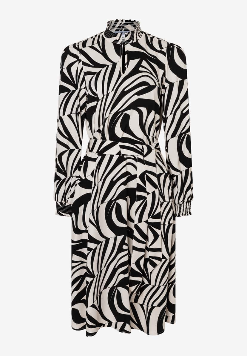 Ein MORE & MORE Oberteil: Webware-Kleid aus Viskose mit abstraktem Schwarz-Weiß-Muster und langen Ärmeln. Ein MORE & MORE Oberteil: Webware-Kleid aus Viskose mit abstraktem Schwarz-Weiß-Muster und langen Ärmeln.