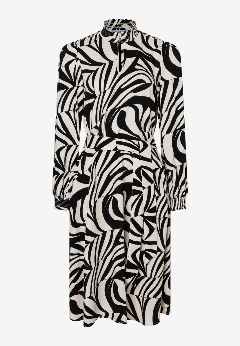 Ein MORE & MORE Oberteil: Webware-Kleid aus Viskose mit abstraktem Schwarz-Weiß-Muster und langen Ärmeln. Ein MORE & MORE Oberteil: Webware-Kleid aus Viskose mit abstraktem Schwarz-Weiß-Muster und langen Ärmeln.