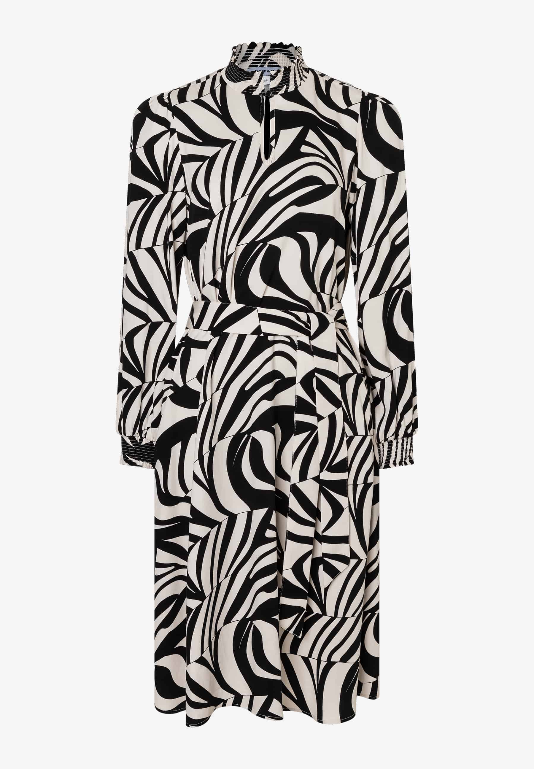 Ein MORE & MORE Oberteil: Webware-Kleid aus Viskose mit abstraktem Schwarz-Weiß-Muster und langen Ärmeln. Ein MORE & MORE Oberteil: Webware-Kleid aus Viskose mit abstraktem Schwarz-Weiß-Muster und langen Ärmeln.